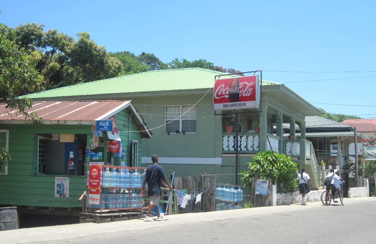 Ein Laden an der Hauptstraße von Coxen Hole auf Roatán