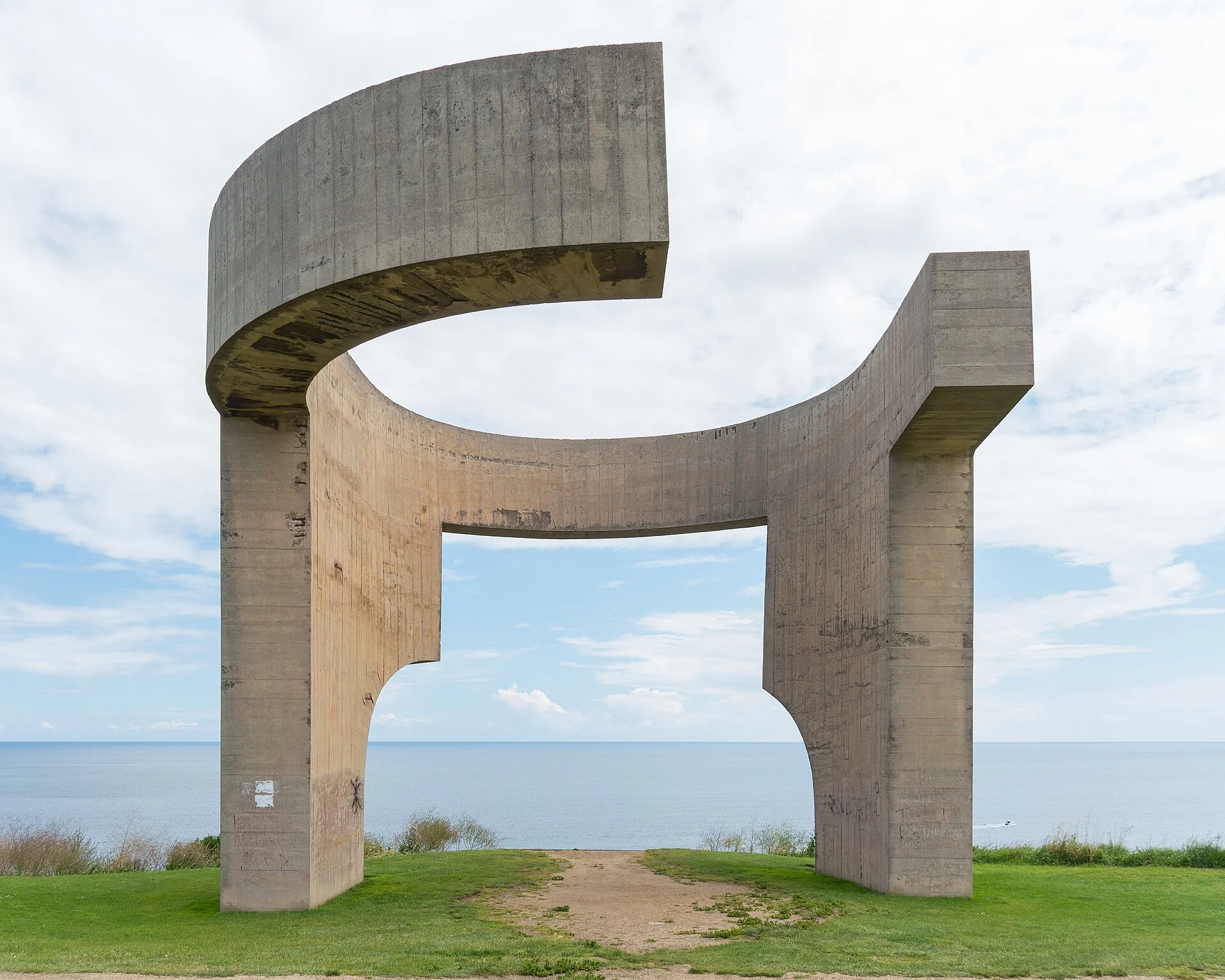 Die Betonskulptur Elogio del Horizonte von Eduardo Chillida über Gijón