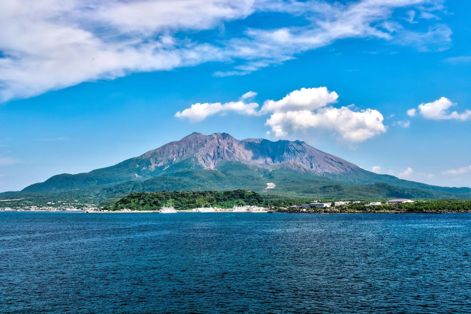 Der Vulkan Sakurajima von der Fähre aus