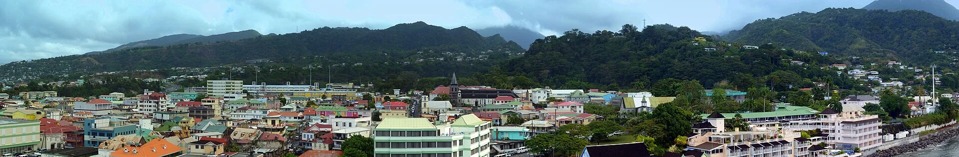 Roseau auf Dominica vor den bewaldeten Bergen des Landesinneren