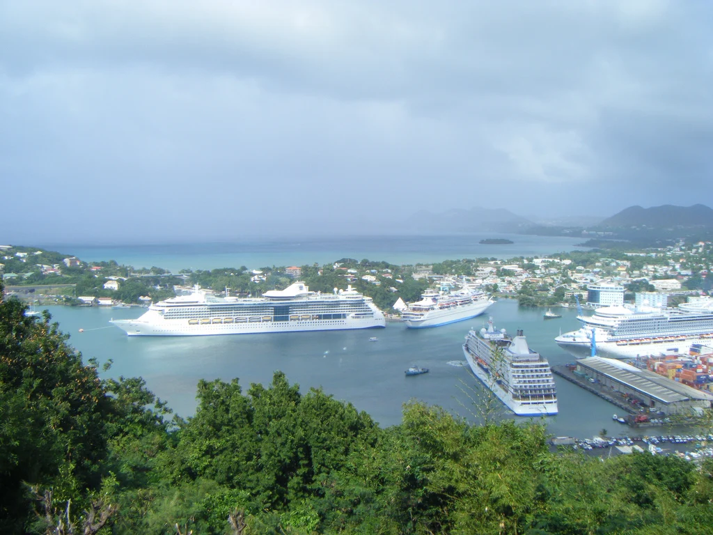 Blick vom Morne Fortune auf den Hafen von Castries mit den Kreuzfahrtschiffen