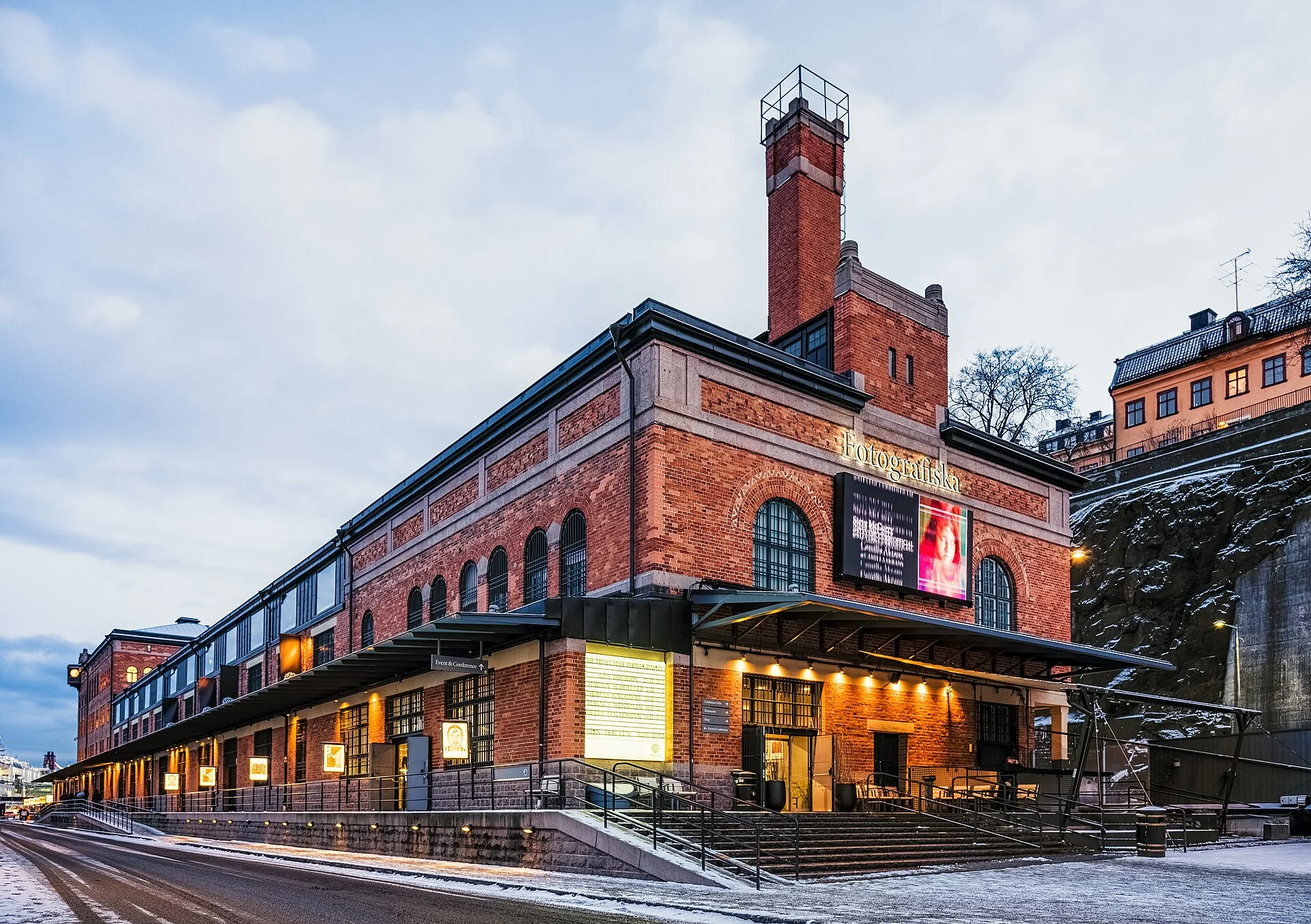 Das Backsteingebäude des Fotomuseums Fotografiska am Stadsgården auf Södermalm in Stockholm im winterlichen Abendlicht.