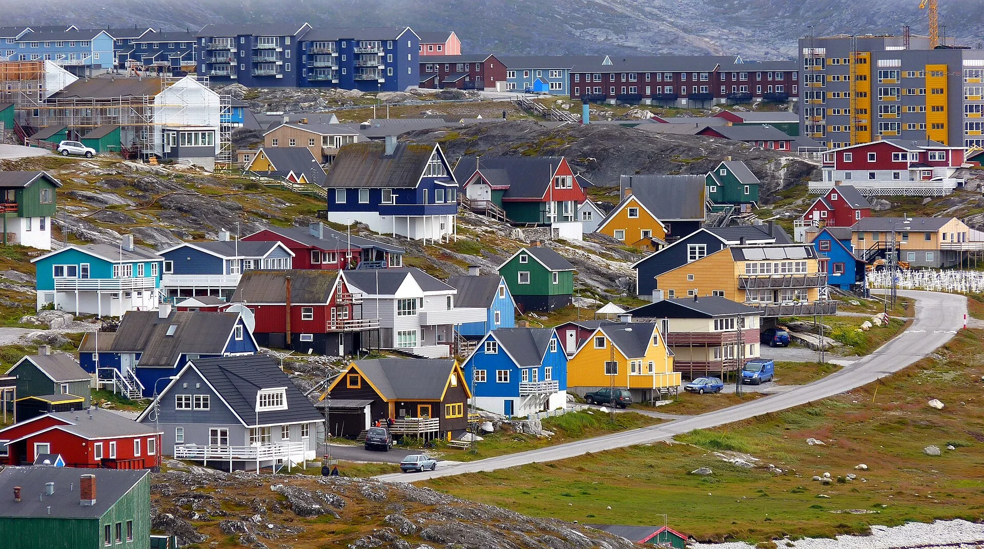 Die bunten Häuser von Nuuk am Hang über dem Fjord