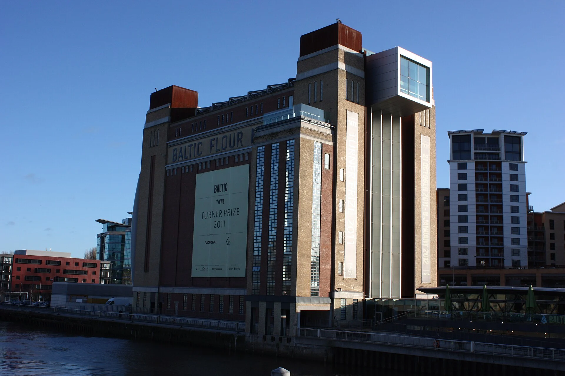 Das BALTIC Centre for Contemporary Art in der ehemaligen Baltic Flour Mill am Südufer des Tyne, vom Fluss aus gesehen.