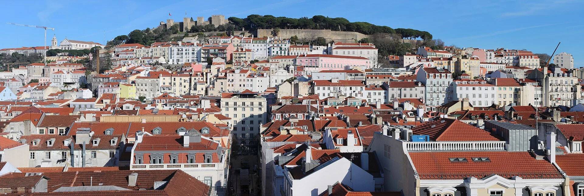 Blick über die Dächer der Lissabonner Baixa zum Castelo de São Jorge