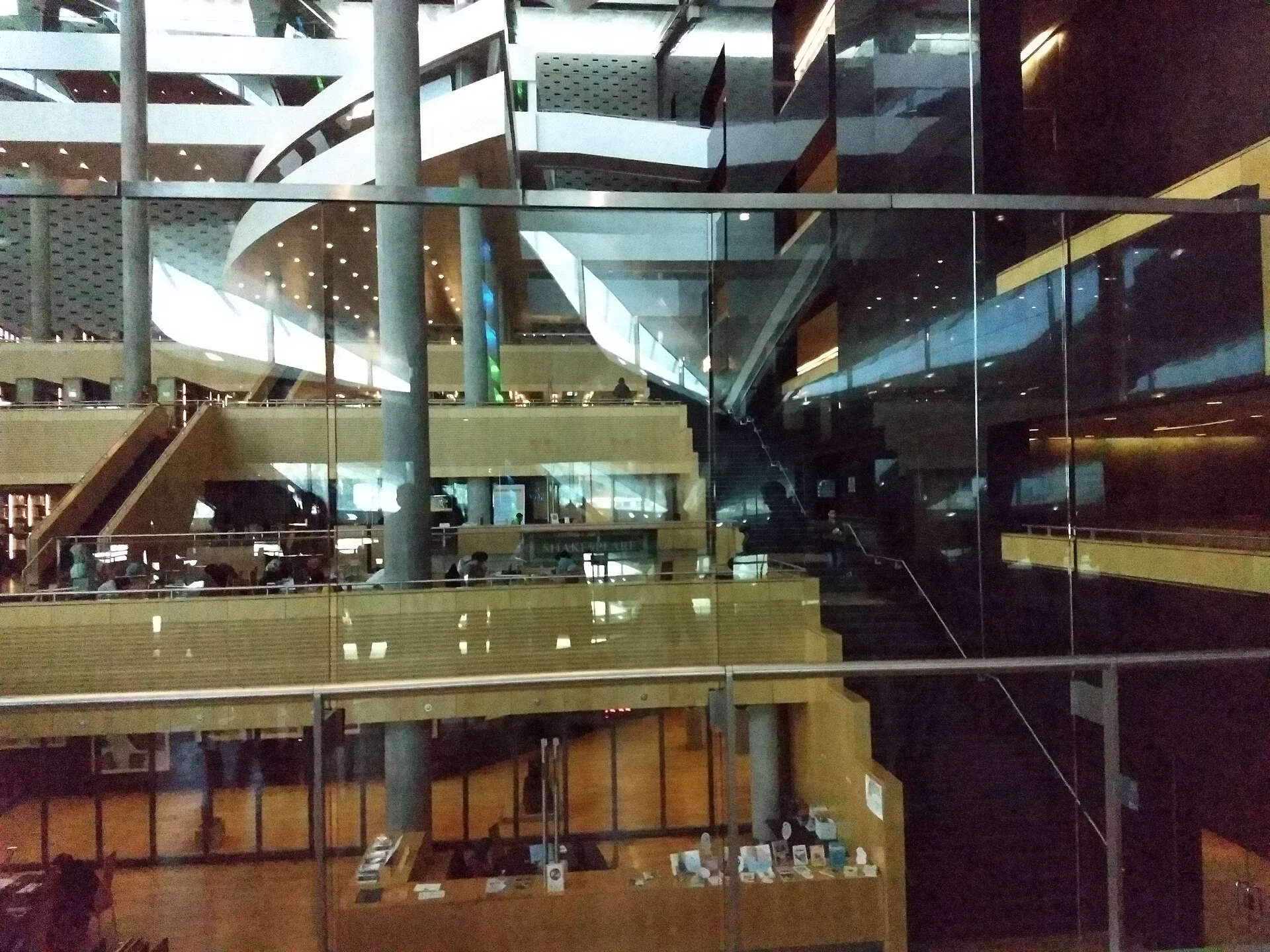Der Lesesaal der Bibliotheca Alexandrina unter seiner geneigten Glasdecke