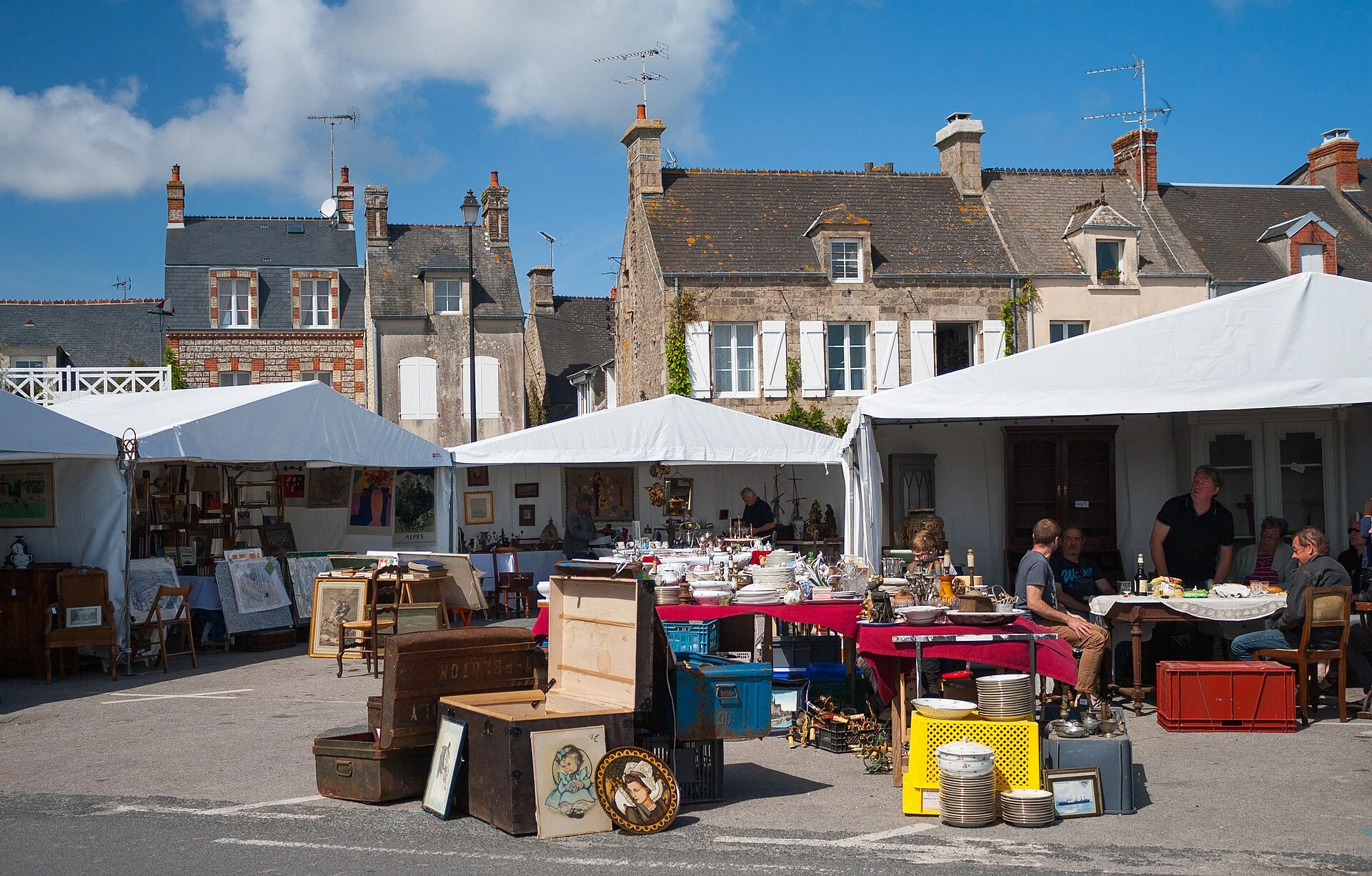 Granithäuser und Markttreiben in Barfleur