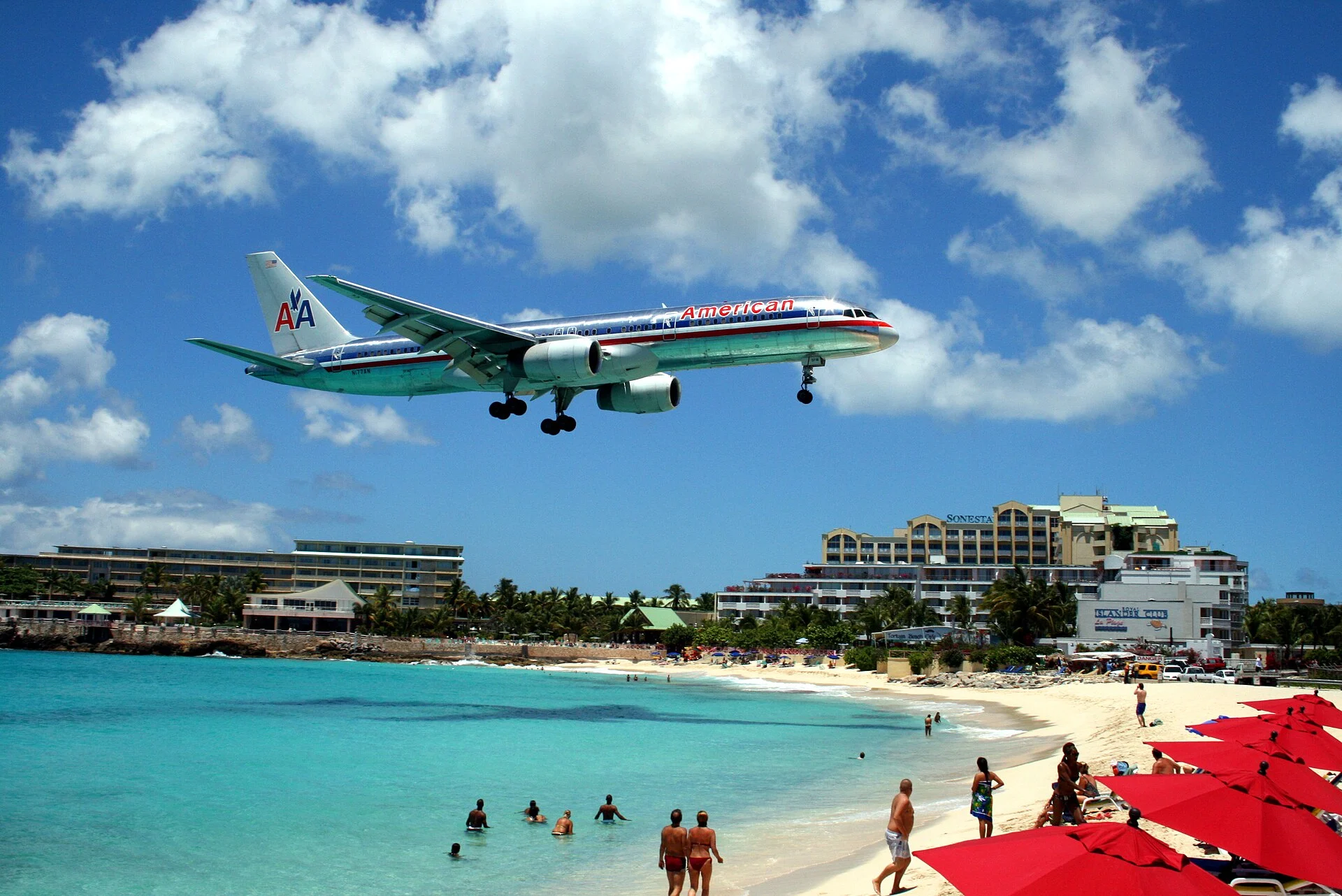 Ein Flugzeug im Landeanflug über dem Maho Beach auf St. Maarten
