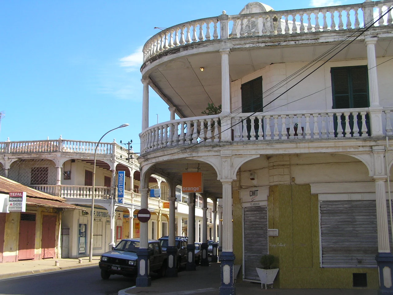 Ein Kolonialgebäude mit Balkonen in Antsiranana