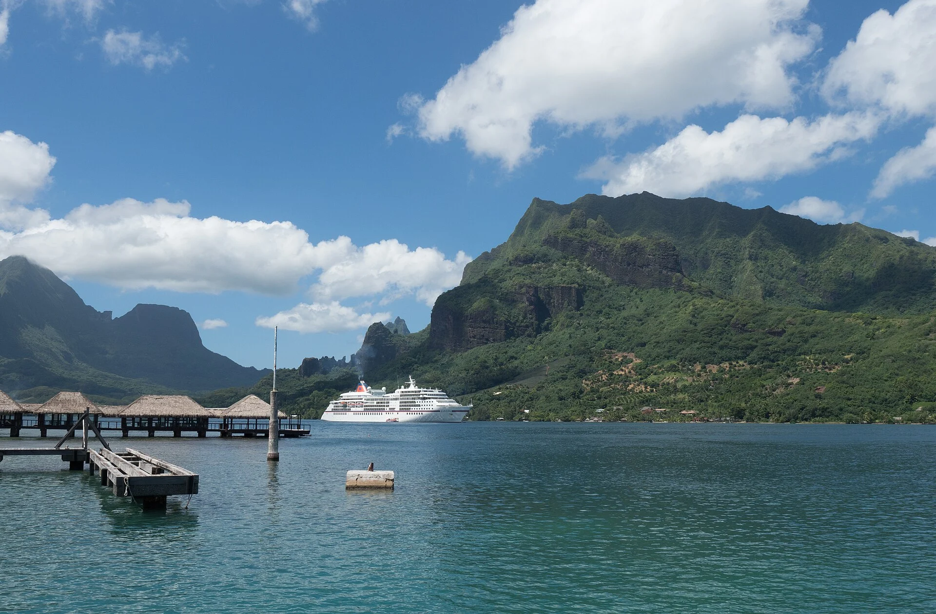 Die Cook-Bucht auf Moorea mit den Bergen dahinter