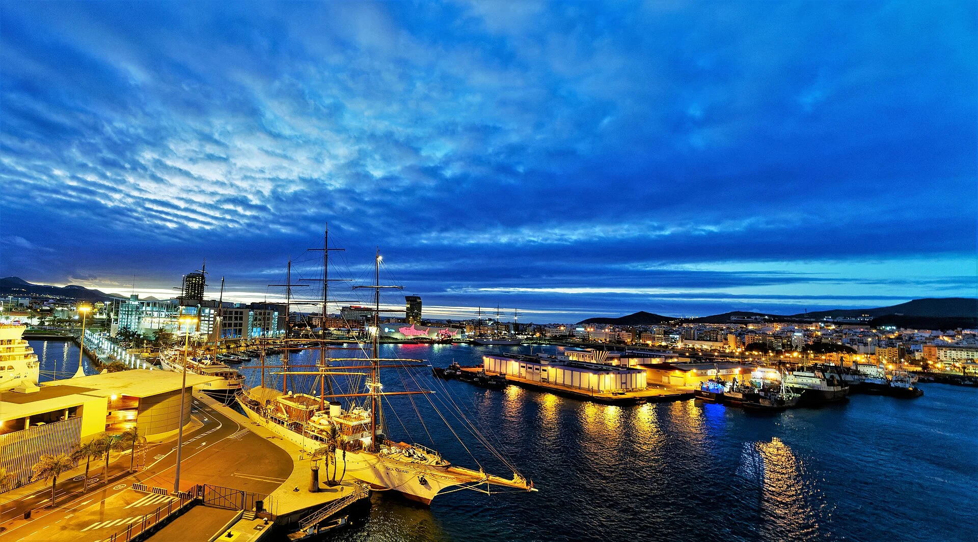 Der Hafen von Las Palmas mit Segelschiff und Stadt in der Abenddämmerung