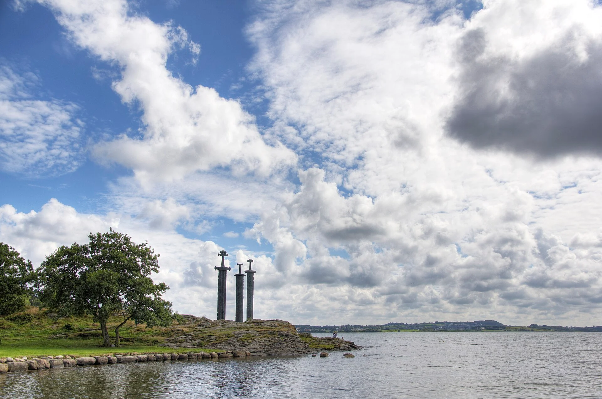 Die drei Bronzeschwerter des Denkmals Sverd i fjell auf der Felsenspitze am Hafrsfjord in Stavanger.