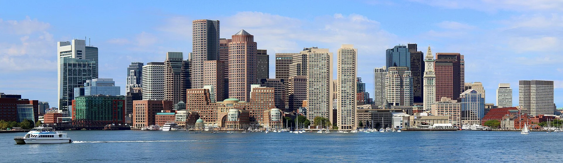 Die Skyline von Boston vom Hafen aus gesehen