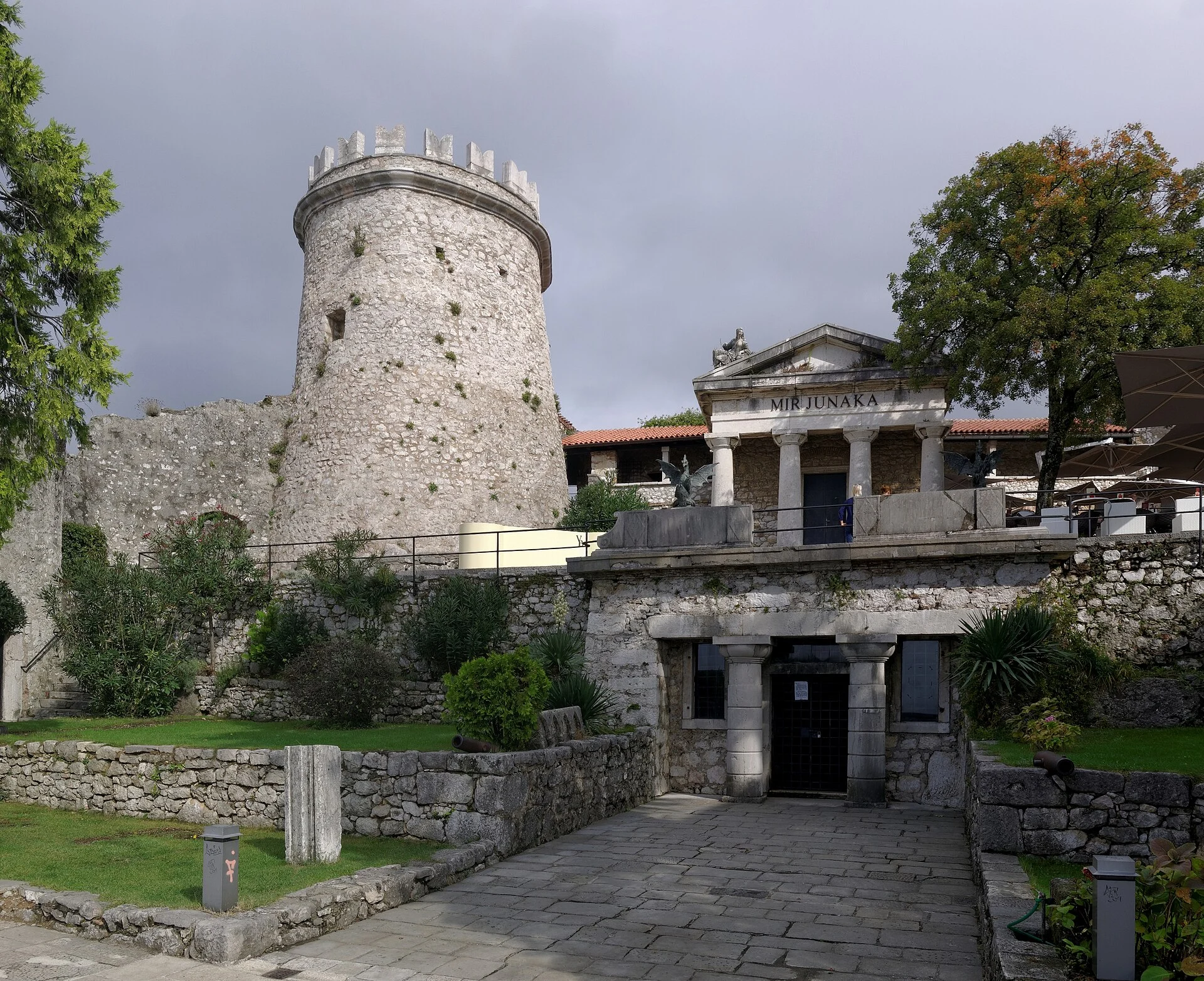 Der runde Turm der Burg Trsat über Rijeka, daneben das Mausoleum in Tempelform