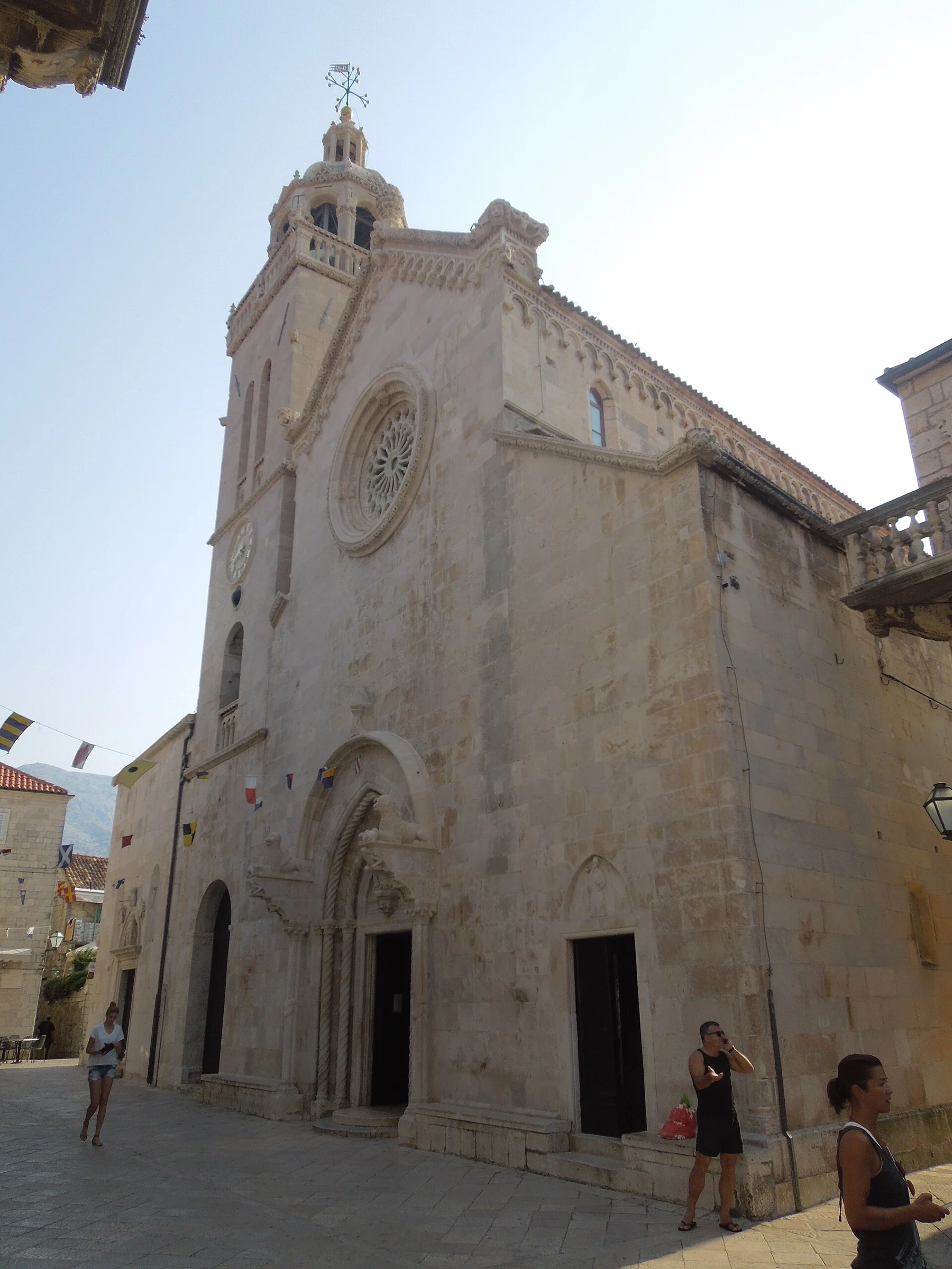 Die Fassade des Markusdoms in Korčula mit Rosette und Glockenturm