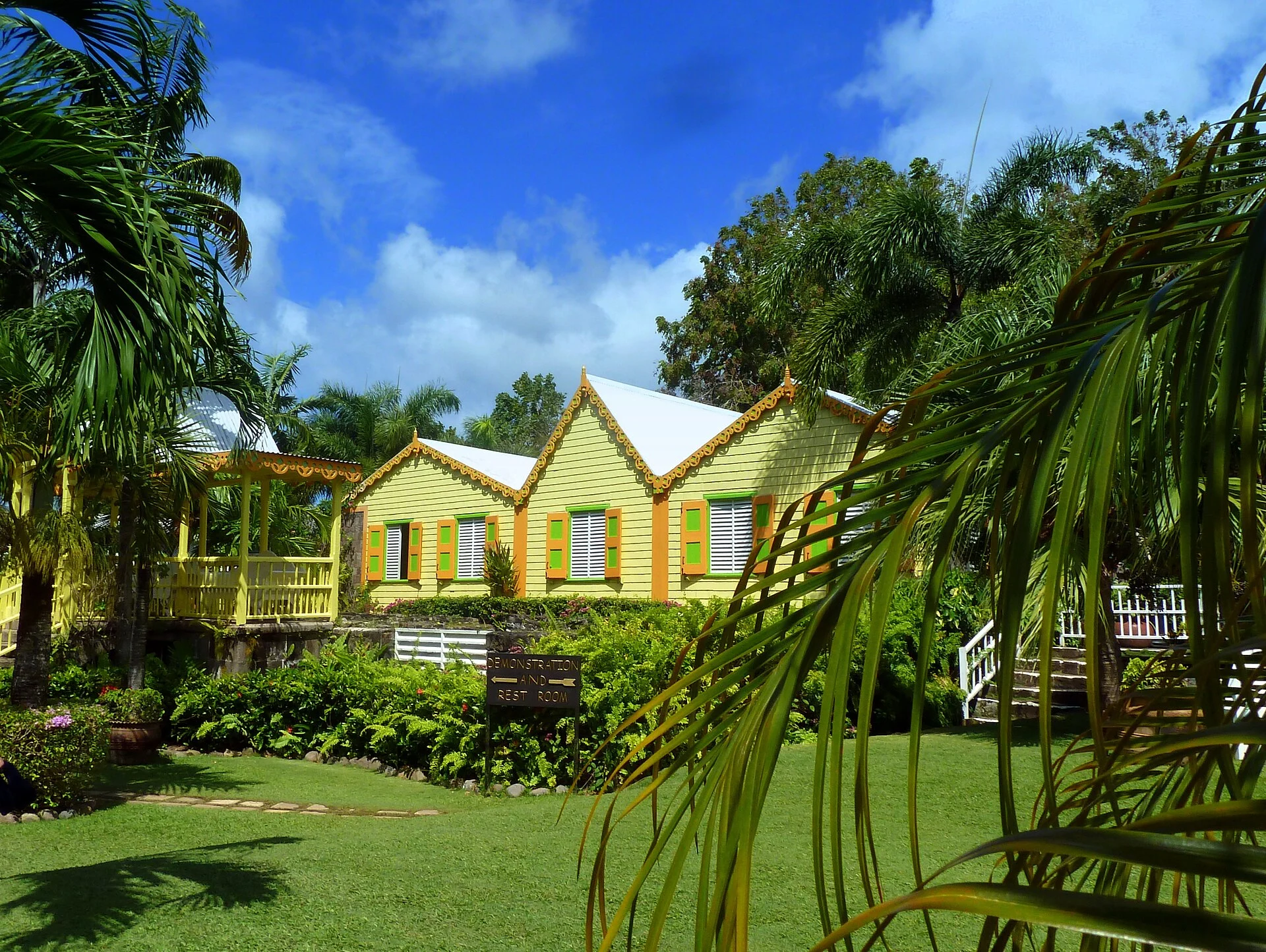 Das Herrenhaus Romney Manor auf St. Kitts in seinem Garten