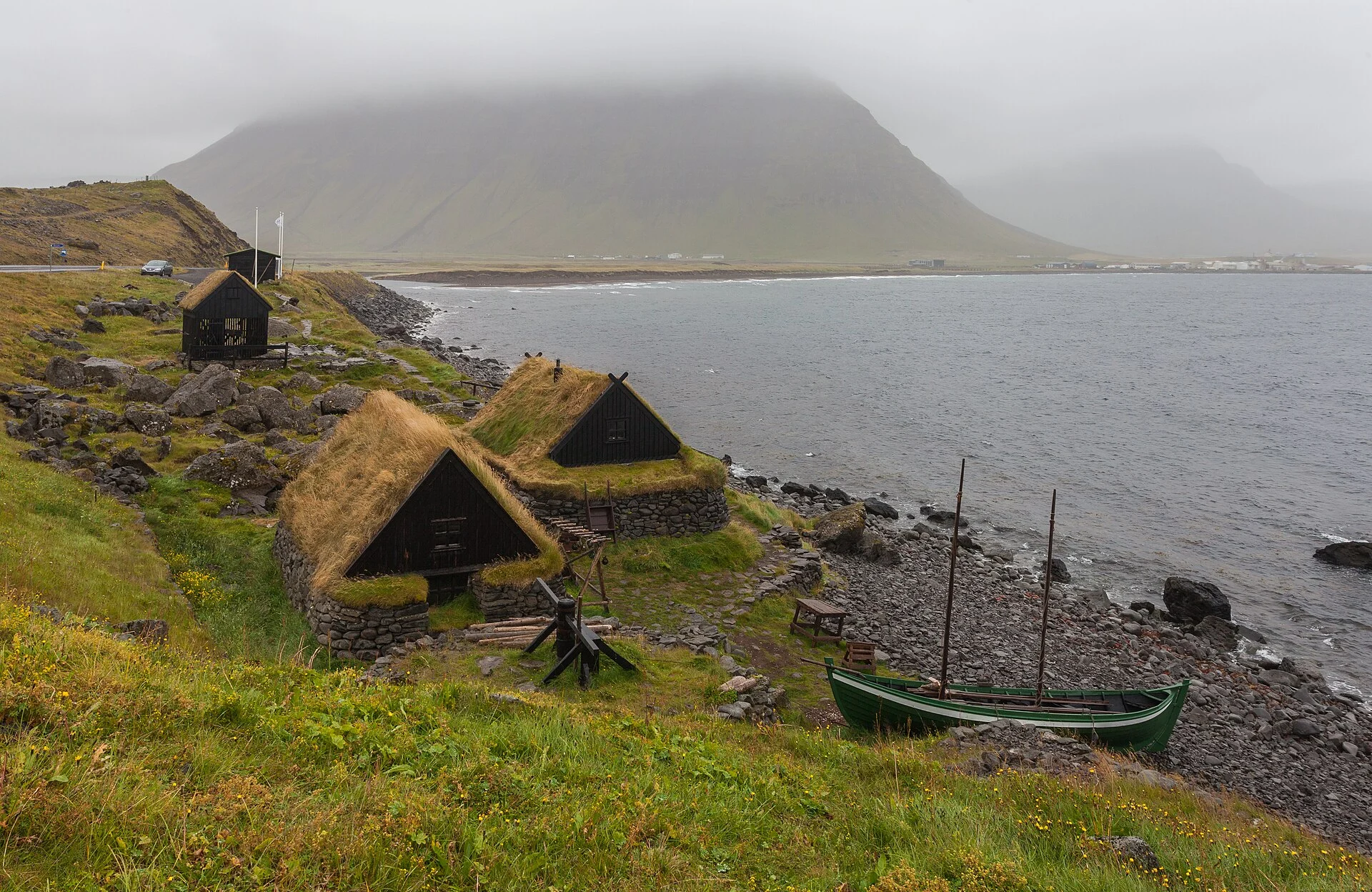 Die Torfhütten des Fischerpostens Ósvör bei Bolungarvík