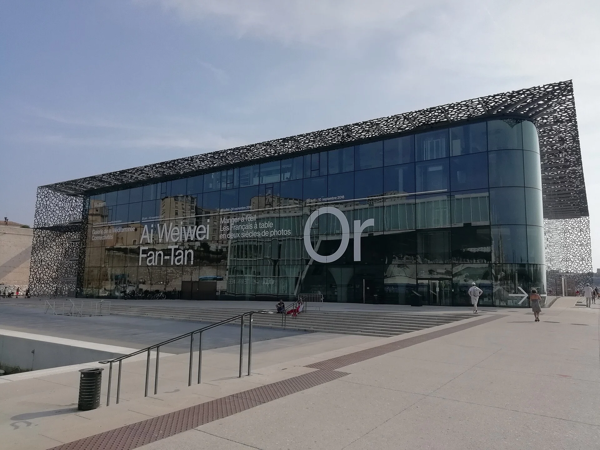 Der Glasbau des MuCEM mit seiner filigranen Betongitter-Hülle am Hafeneingang von Marseille.