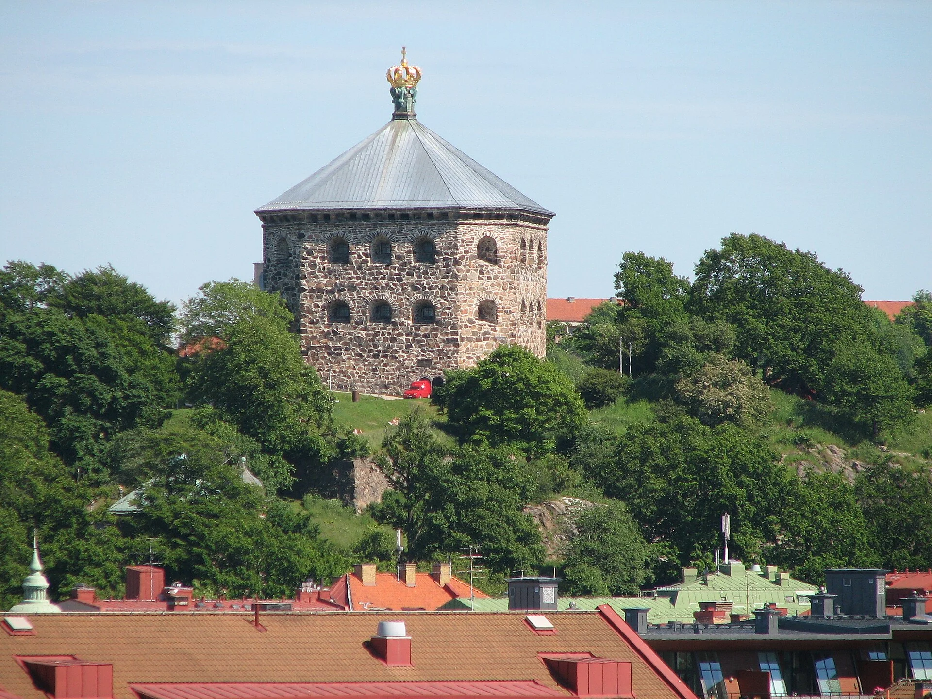 Die Festung Skansen Kronan auf dem Hügel über den Dächern von Haga in Göteborg