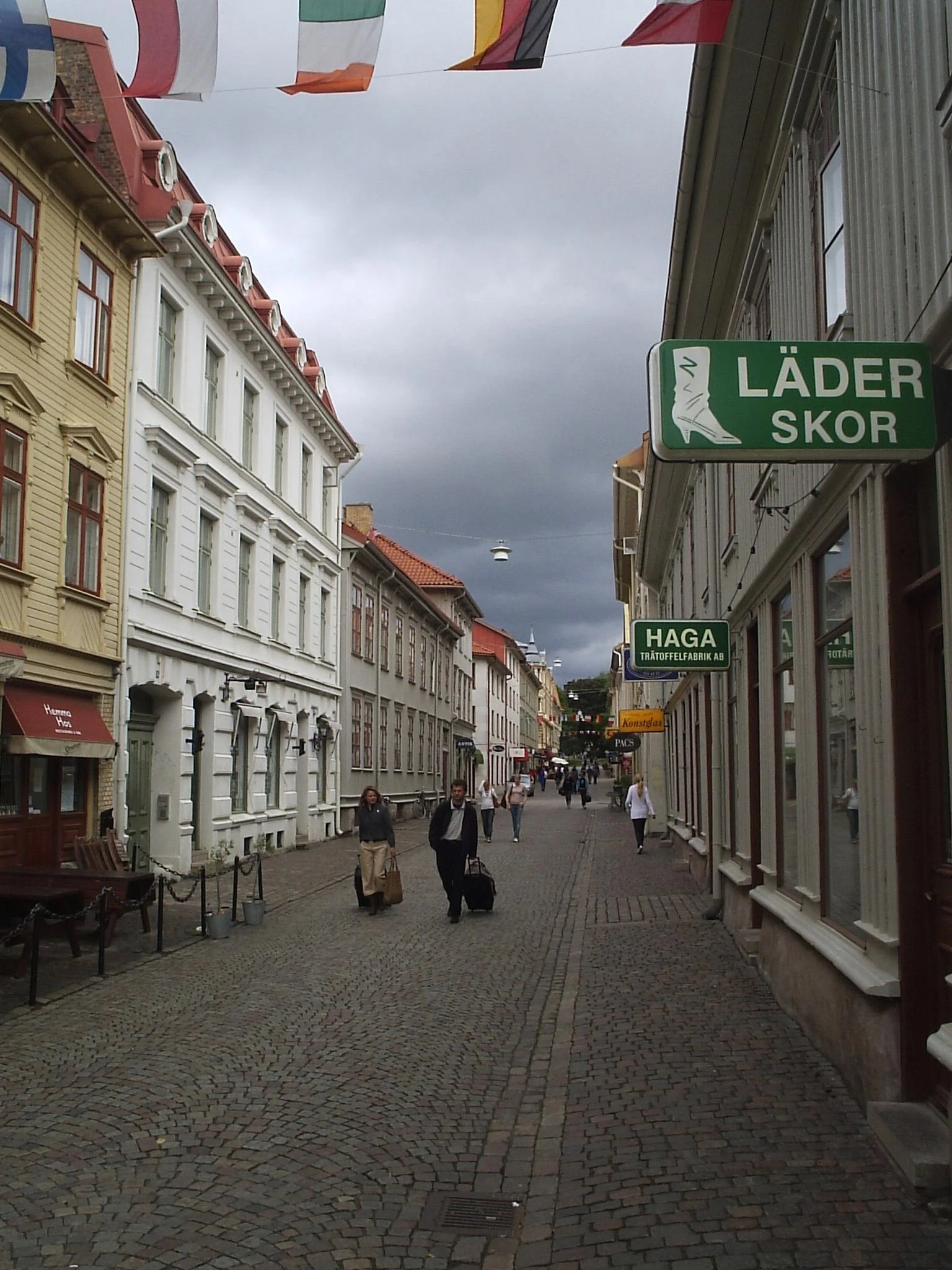 Die Fußgängerstraße Haga Nygata in Göteborg mit Läden und Passanten