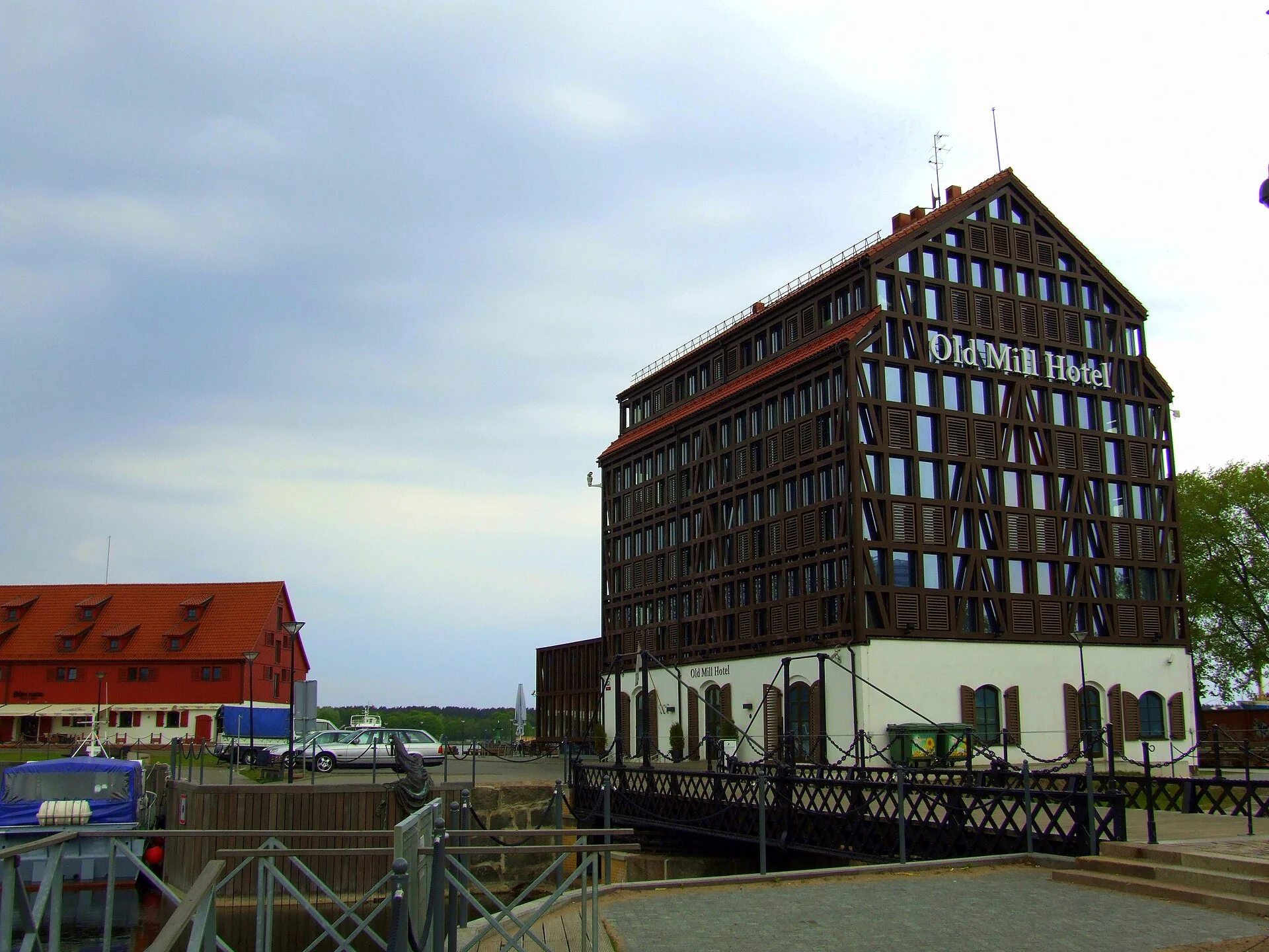 Historischer Speicher am Wasser in Klaipėda, davor ein Segelschiff am Kai