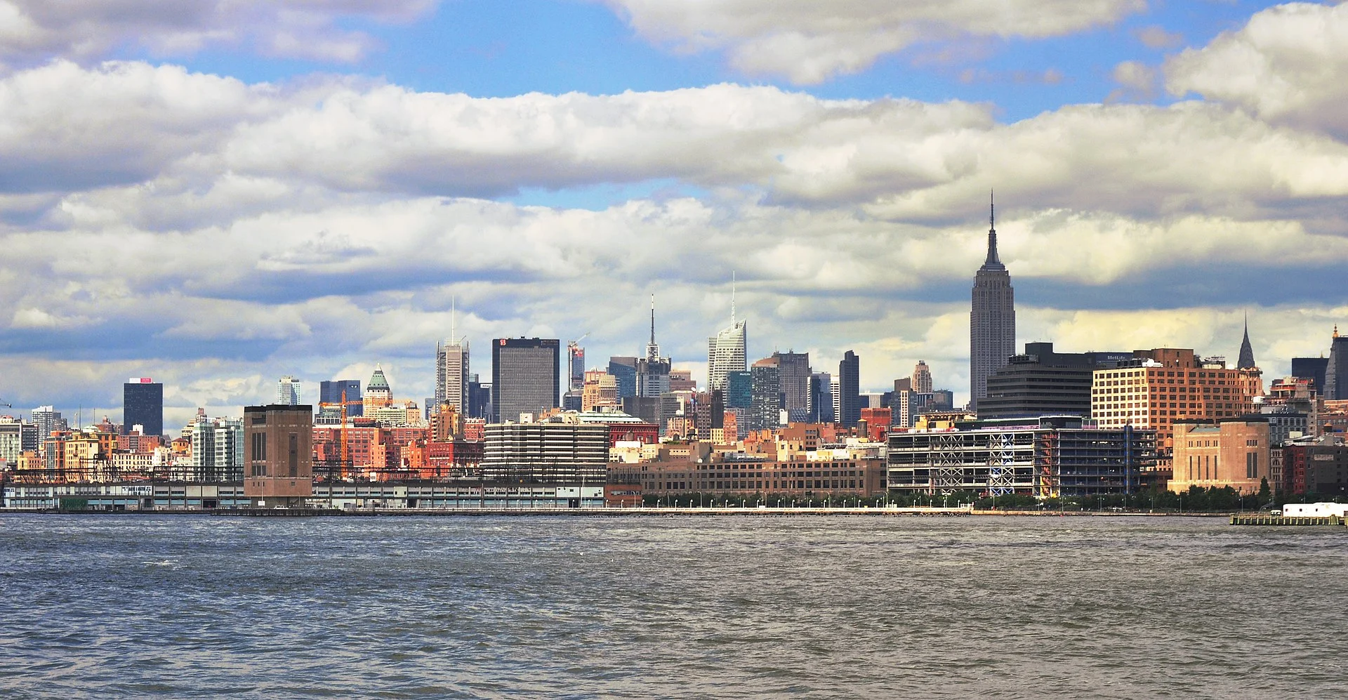Die Skyline von Midtown Manhattan vom Hudson aus, der Anfahrt der Kreuzfahrtschiffe