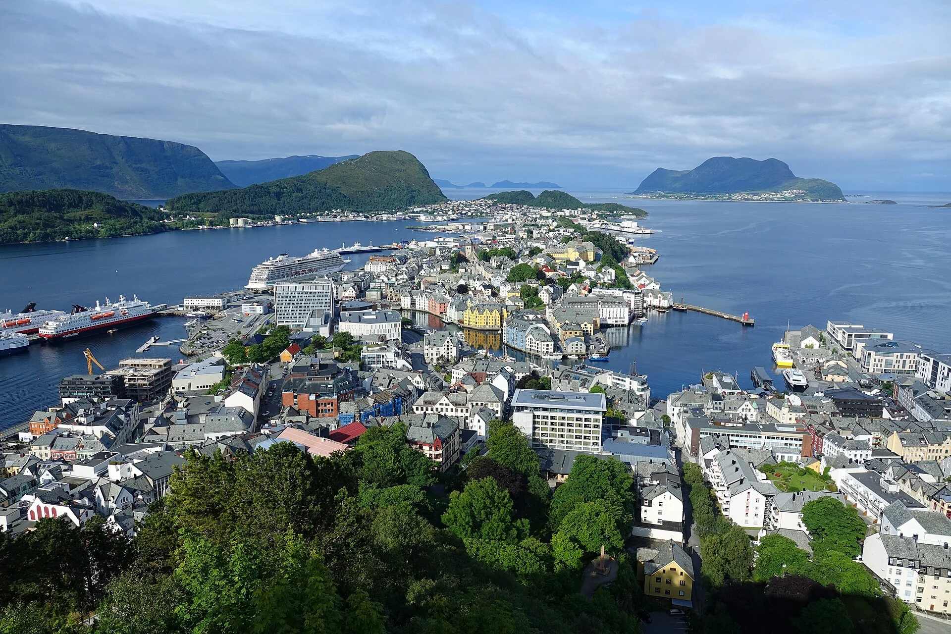 Blick vom Aussichtsplateau Fjellstua auf dem Aksla über die Innenstadt von Ålesund, den Brosundet und die vorgelagerten Inseln.