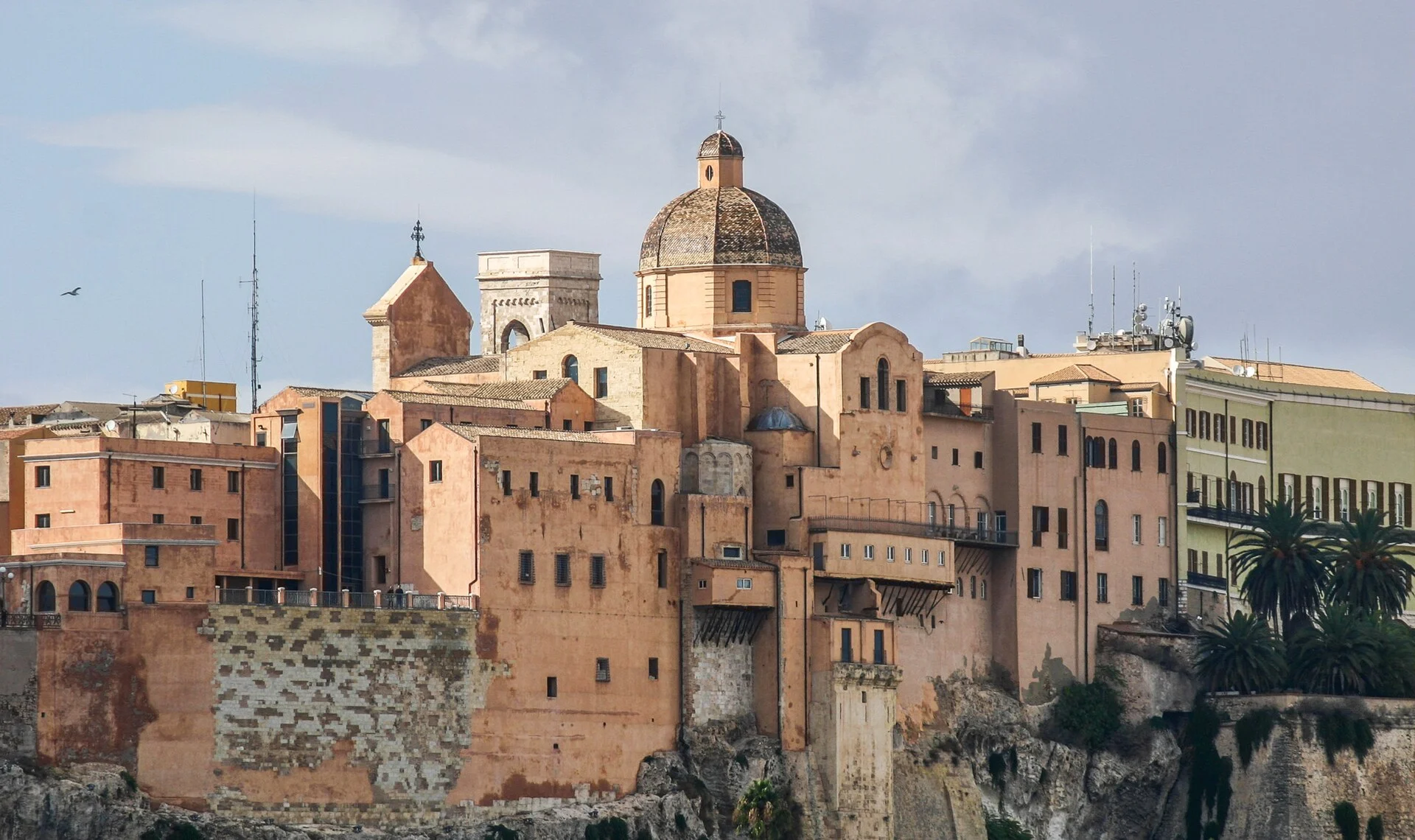 Das Viertel Castello von Cagliari auf seinem Kalkfelsen, überragt von der Kuppel der Kathedrale