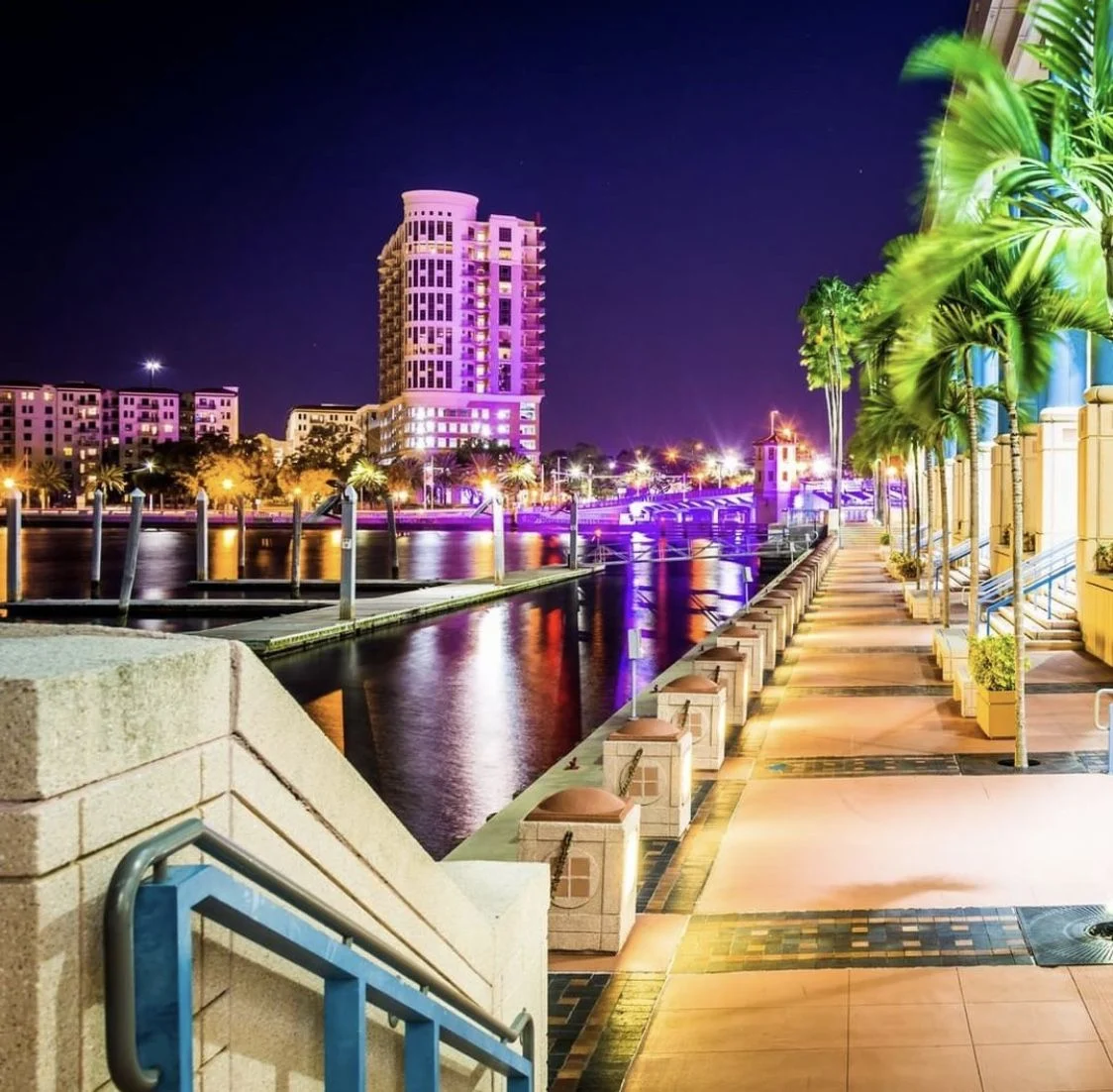 Der Riverwalk von Tampa bei Nacht