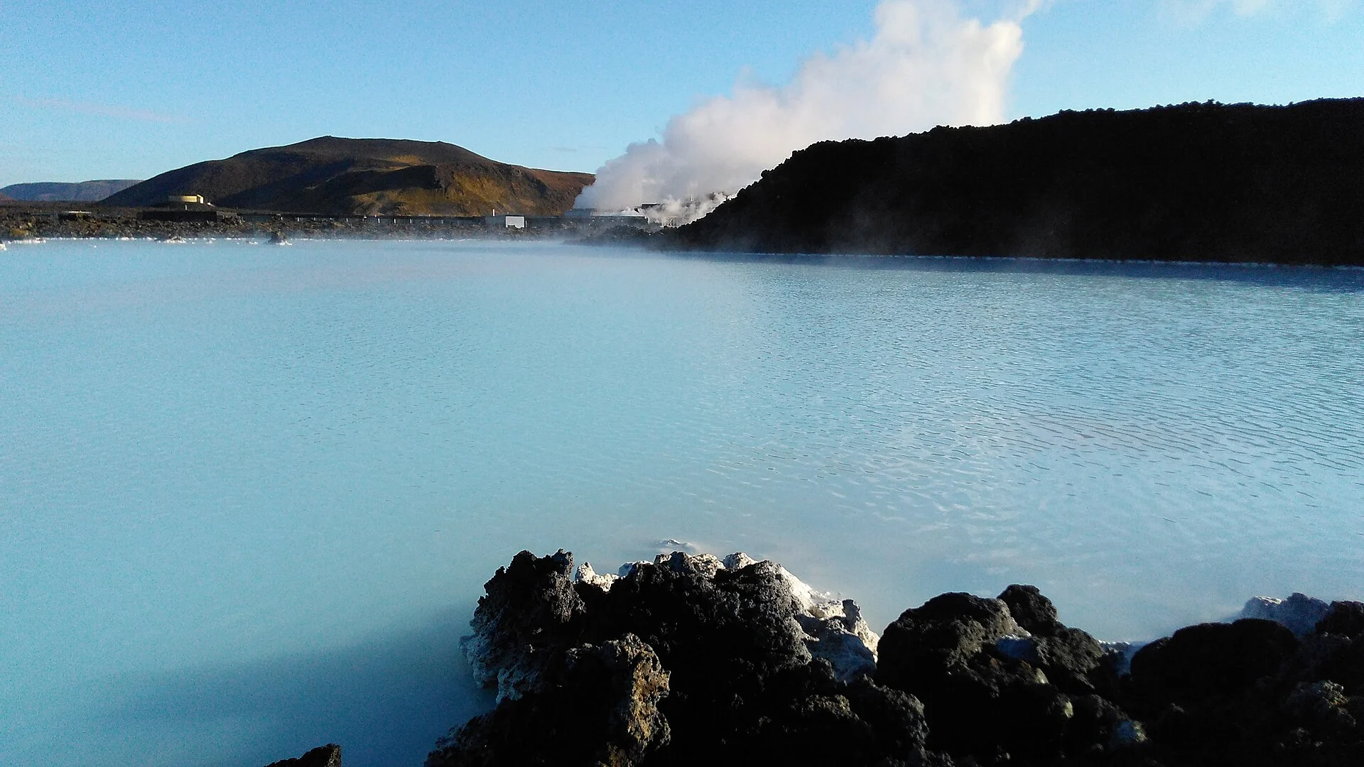 Die Blaue Lagune mit milchig blauem Wasser im schwarzen Lavafeld