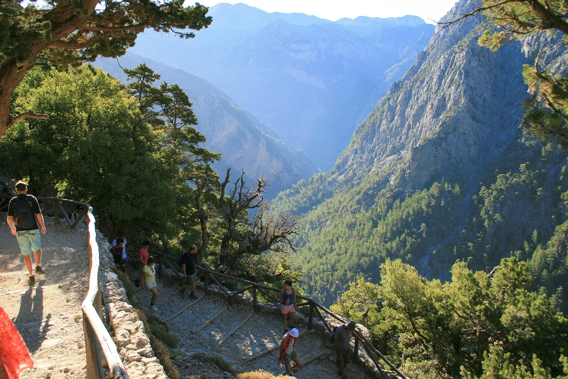 Blick vom Xyloskalo, dem nördlichen Eingang der Samaria-Schlucht auf 1.230 m, über den Treppenabstieg in die Weißen Berge, Kreta.