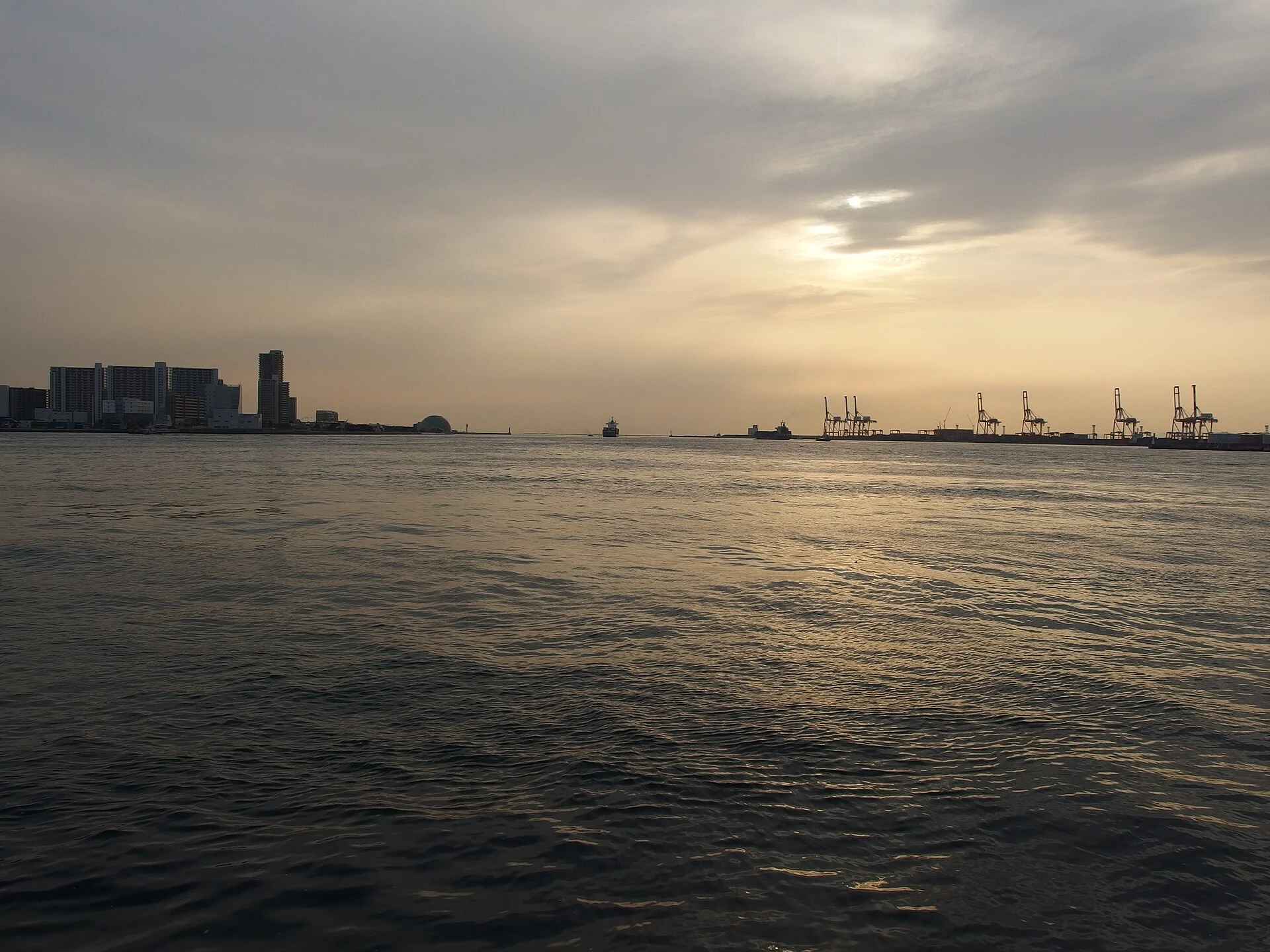 Die Hafenbucht von Osaka bei Tempozan