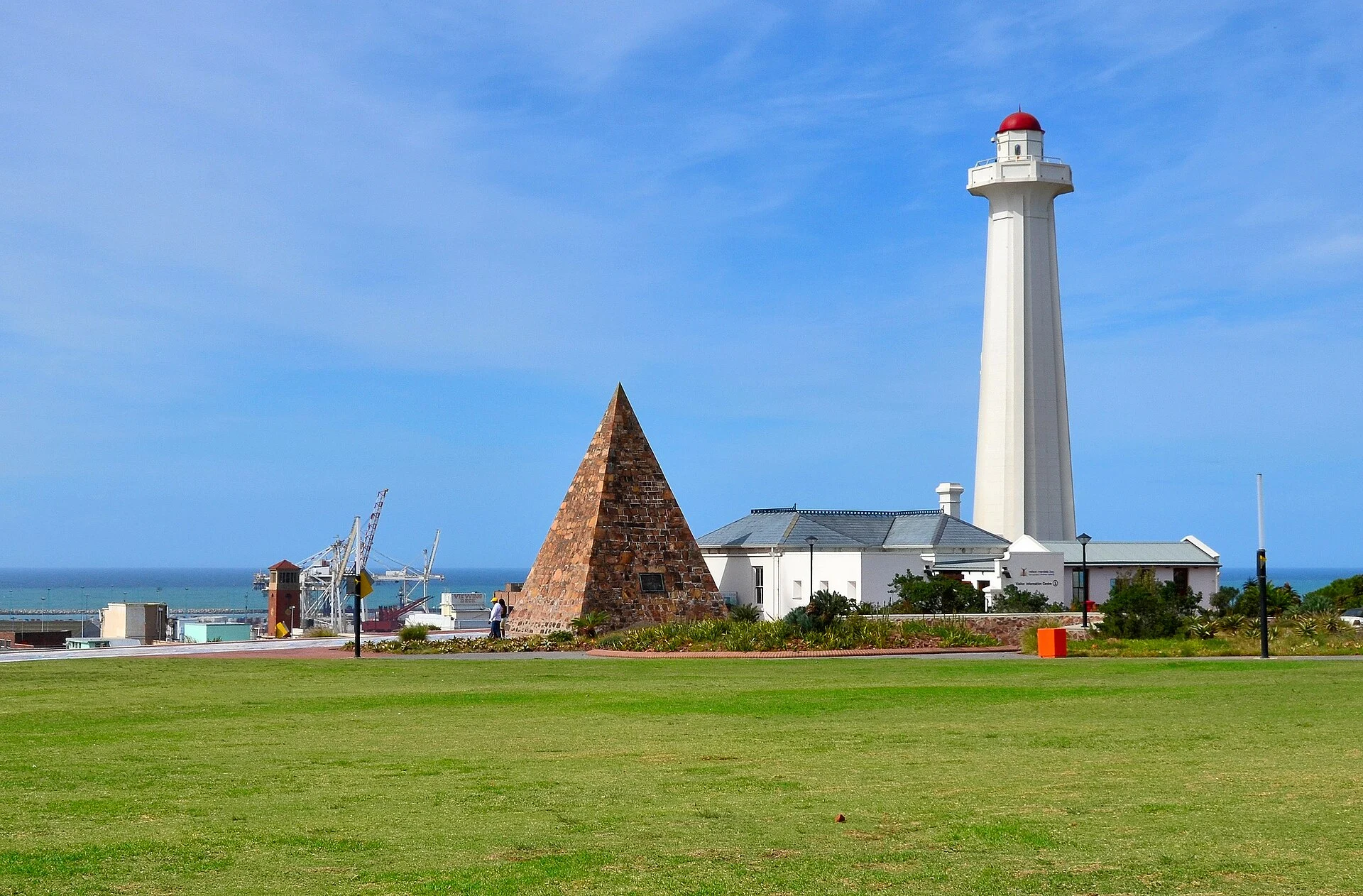 Leuchtturm und Gedenkpyramide im Donkin Reserve in Gqeberha