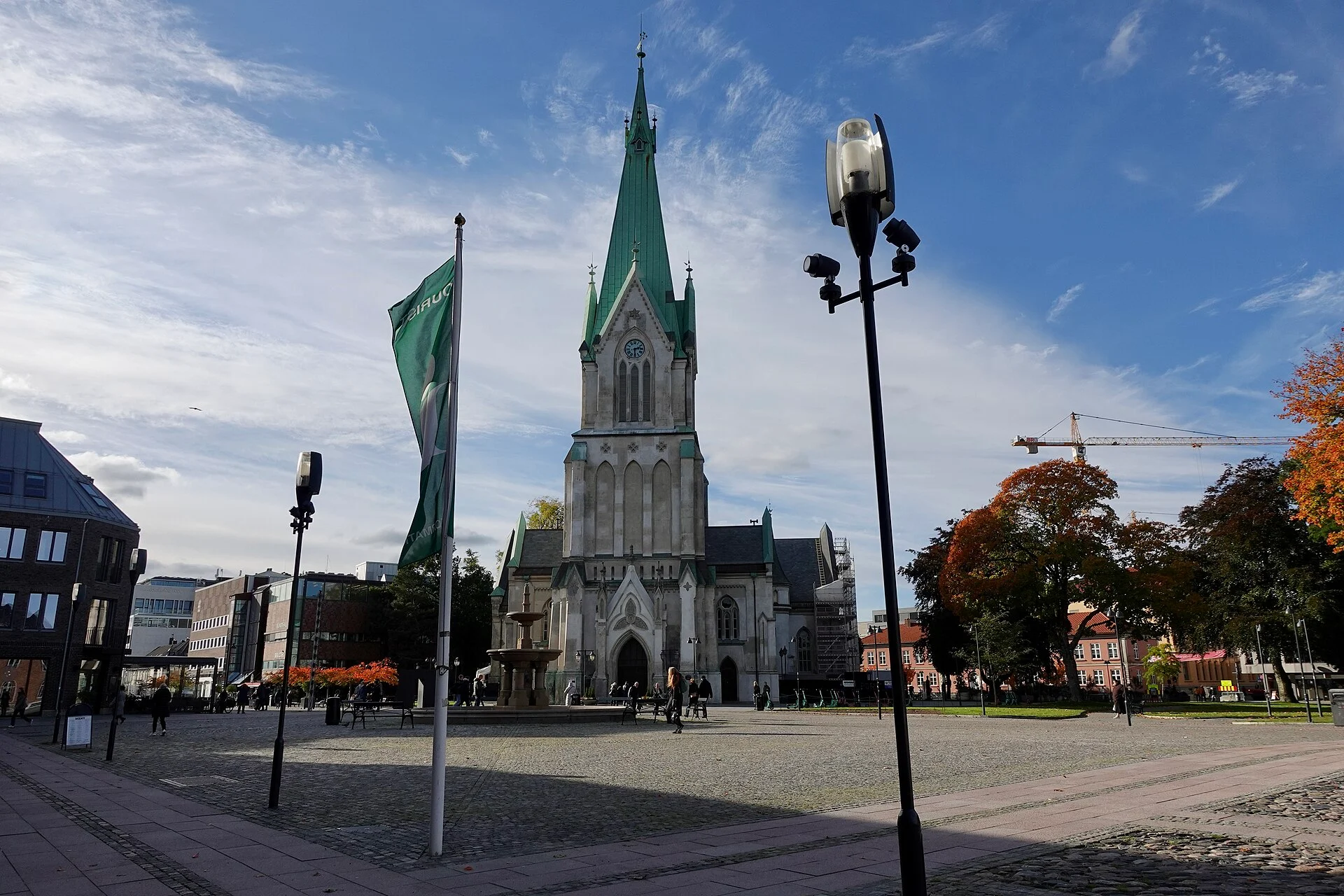 Der Domplatz Torvet in Kristiansand mit dem neugotischen Dom und dem Brunnen.