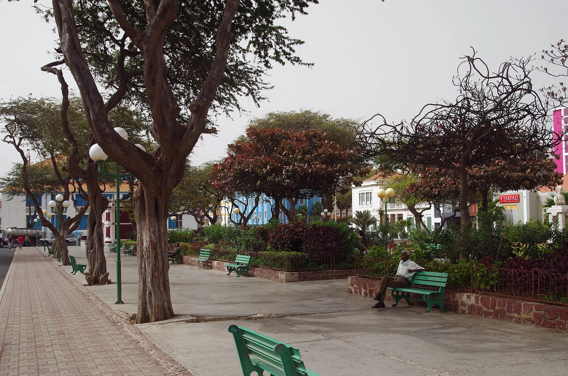 Die Praça Nova in Mindelo mit Bäumen und Pavillon