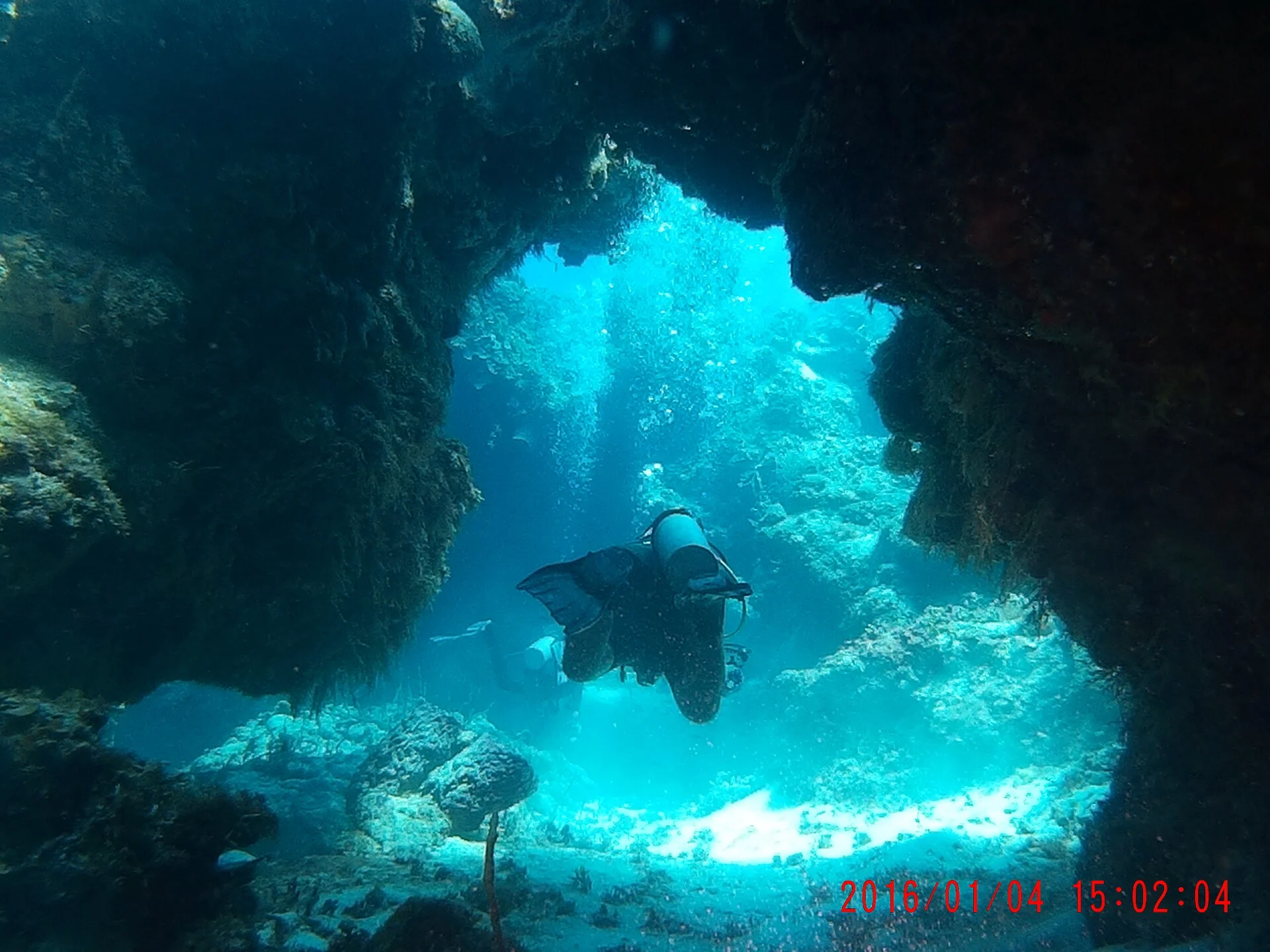 Ein Taucher in einer Korallenschlucht am Palancar-Riff vor Cozumel