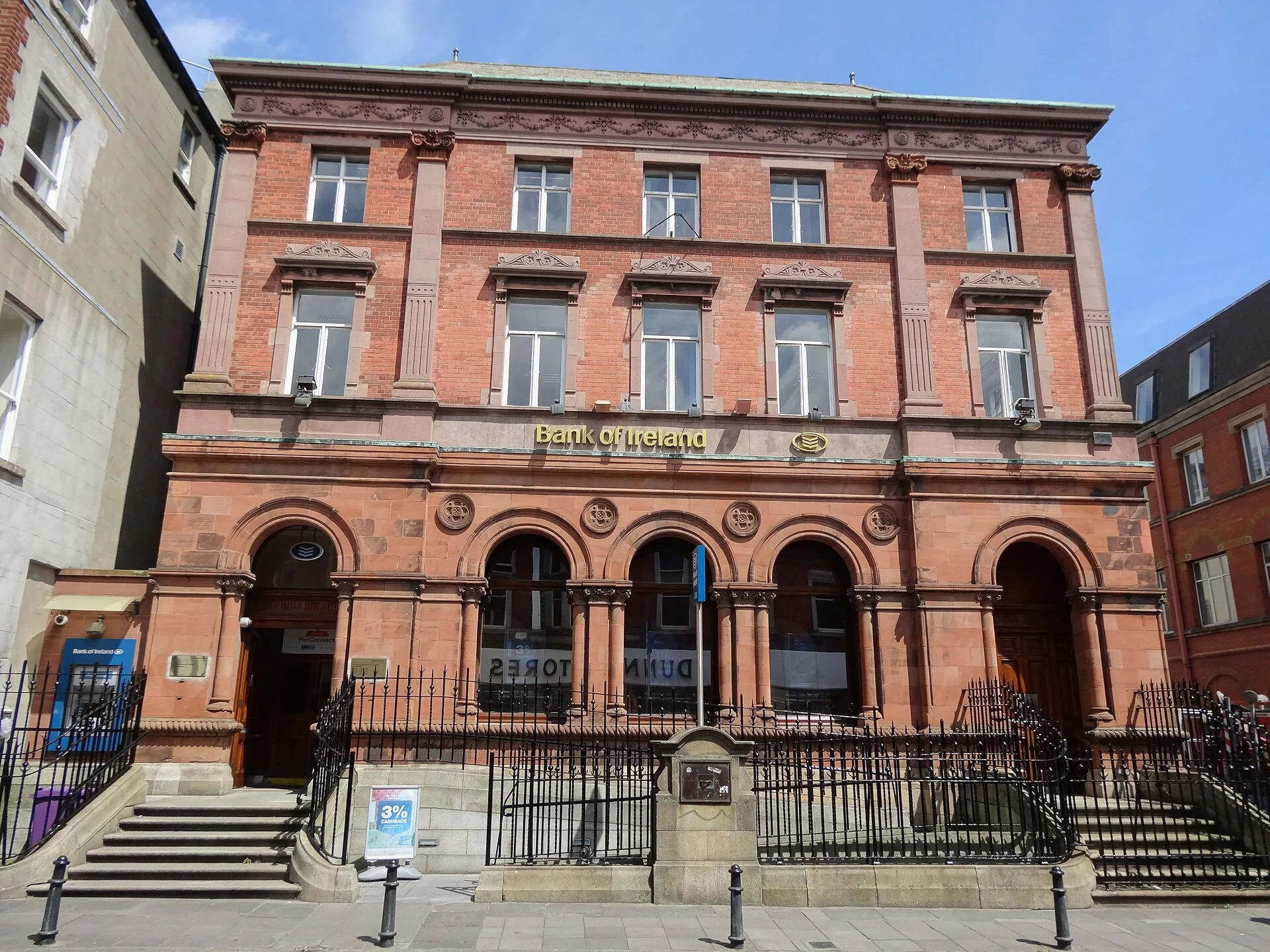 Das rote Sandsteingebäude der Bank of Ireland an der George's Street Upper in Dún Laoghaire bei Dublin.