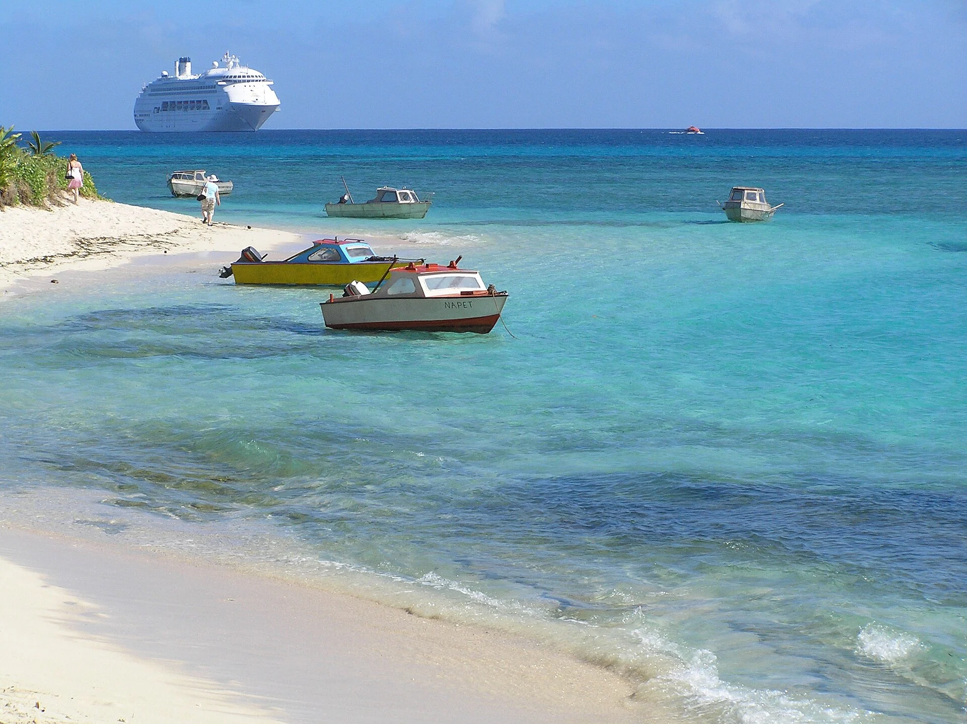Der Strand von Mystery Island mit Booten und Kreuzfahrtschiff auf Reede