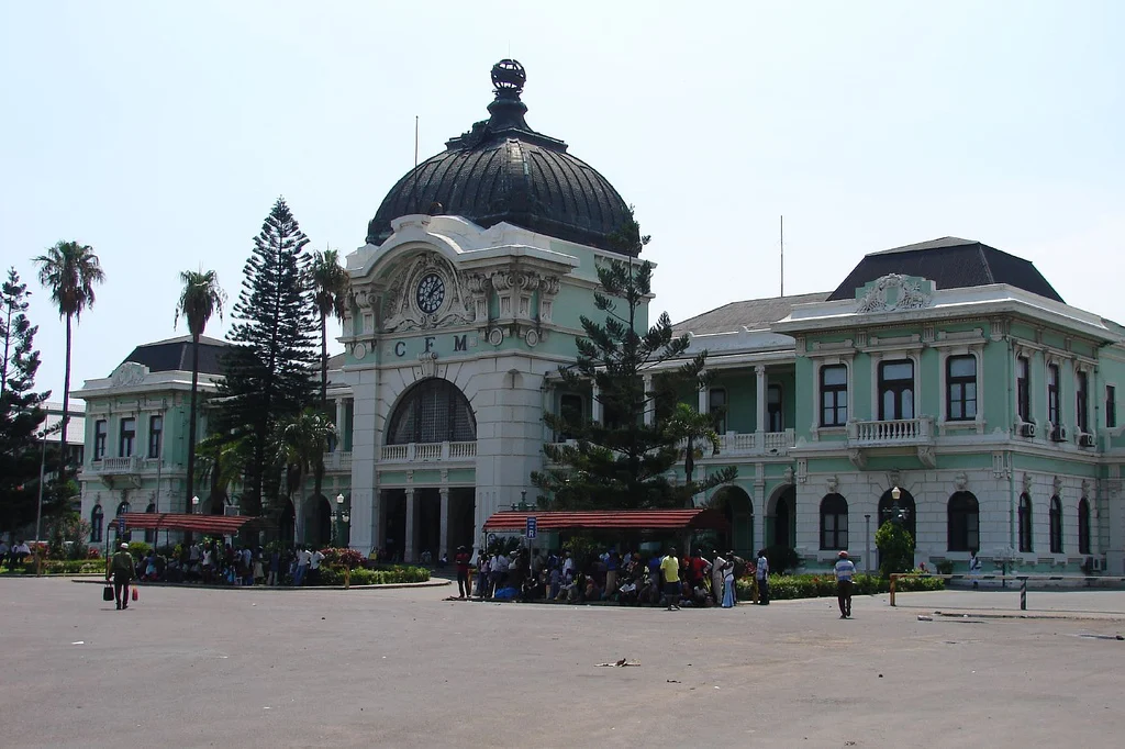 Der Hauptbahnhof von Maputo mit seiner mintgrünen Fassade