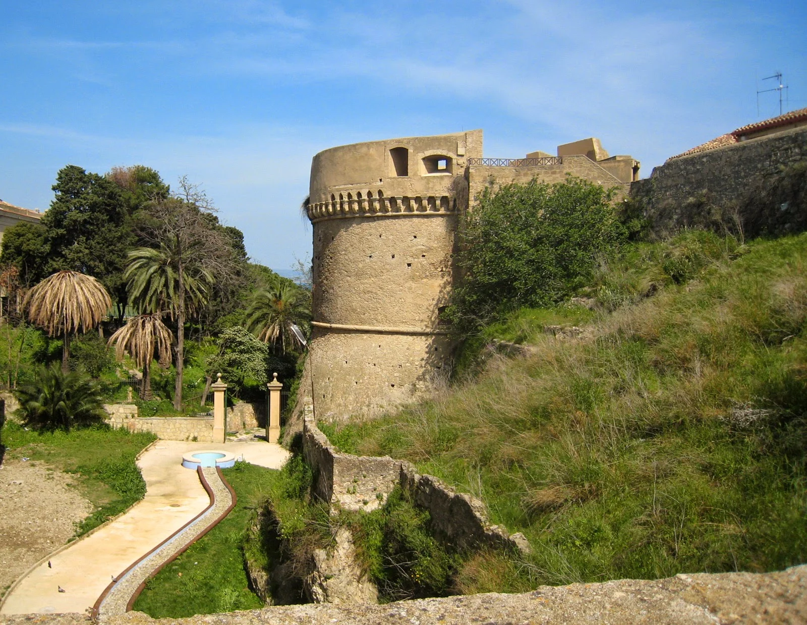 Der Rundturm des Castello di Carlo V in Crotone