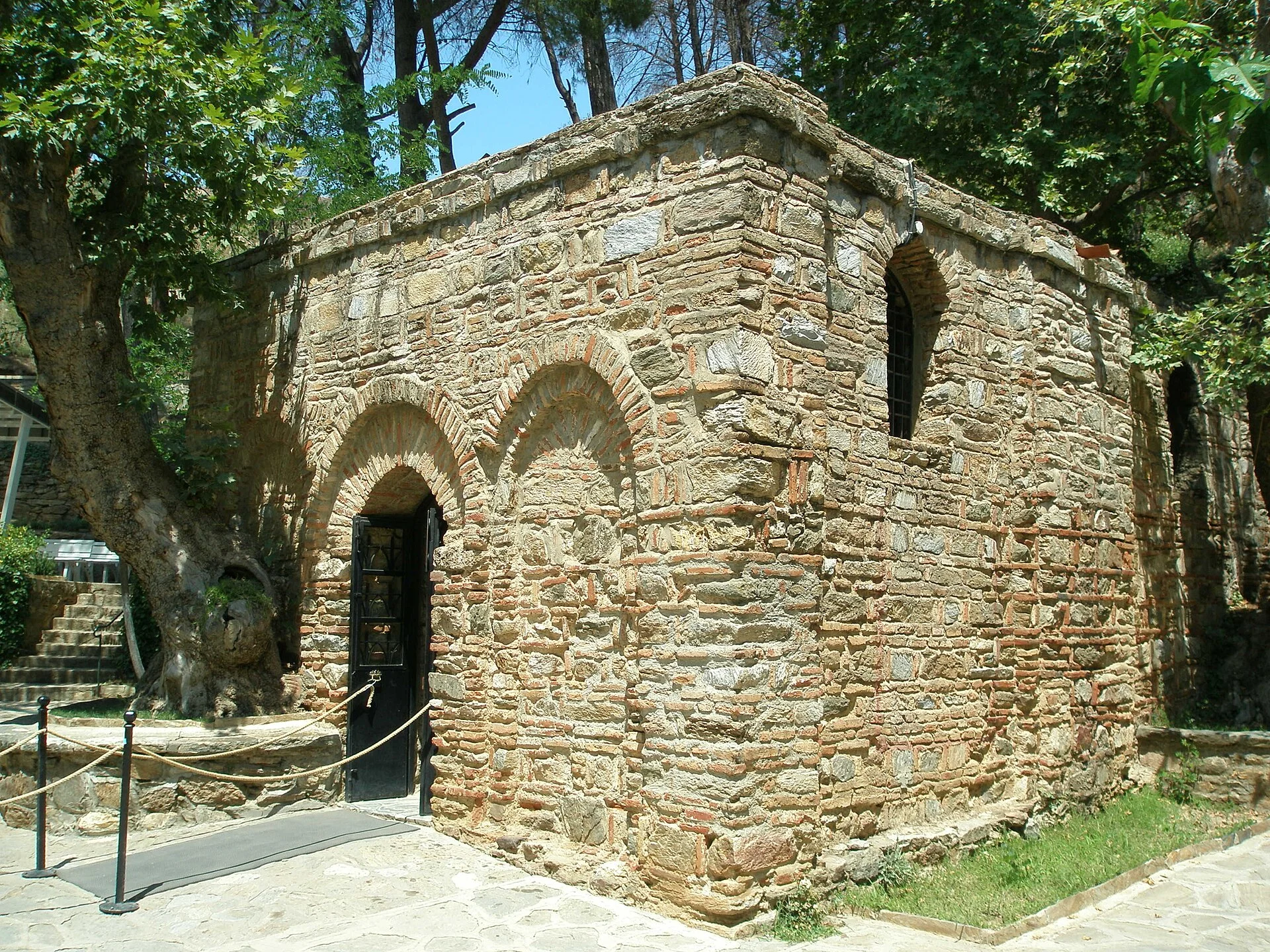 Steinerne Kapelle des Hauses der Jungfrau Maria bei Ephesos oberhalb von Kuşadası mit offener Eingangstür.