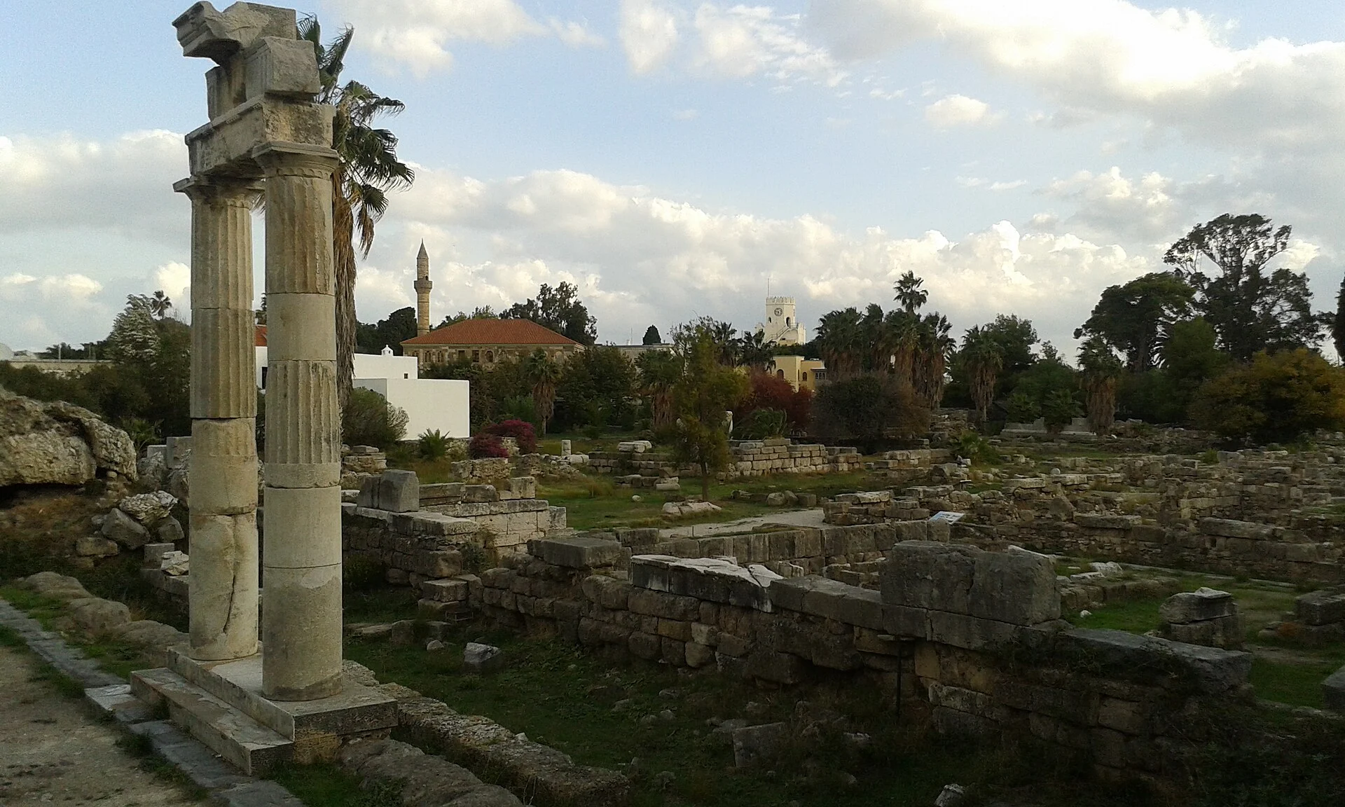 Säulenreste der antiken Agora von Kos, dahinter die Stadt mit Minarett