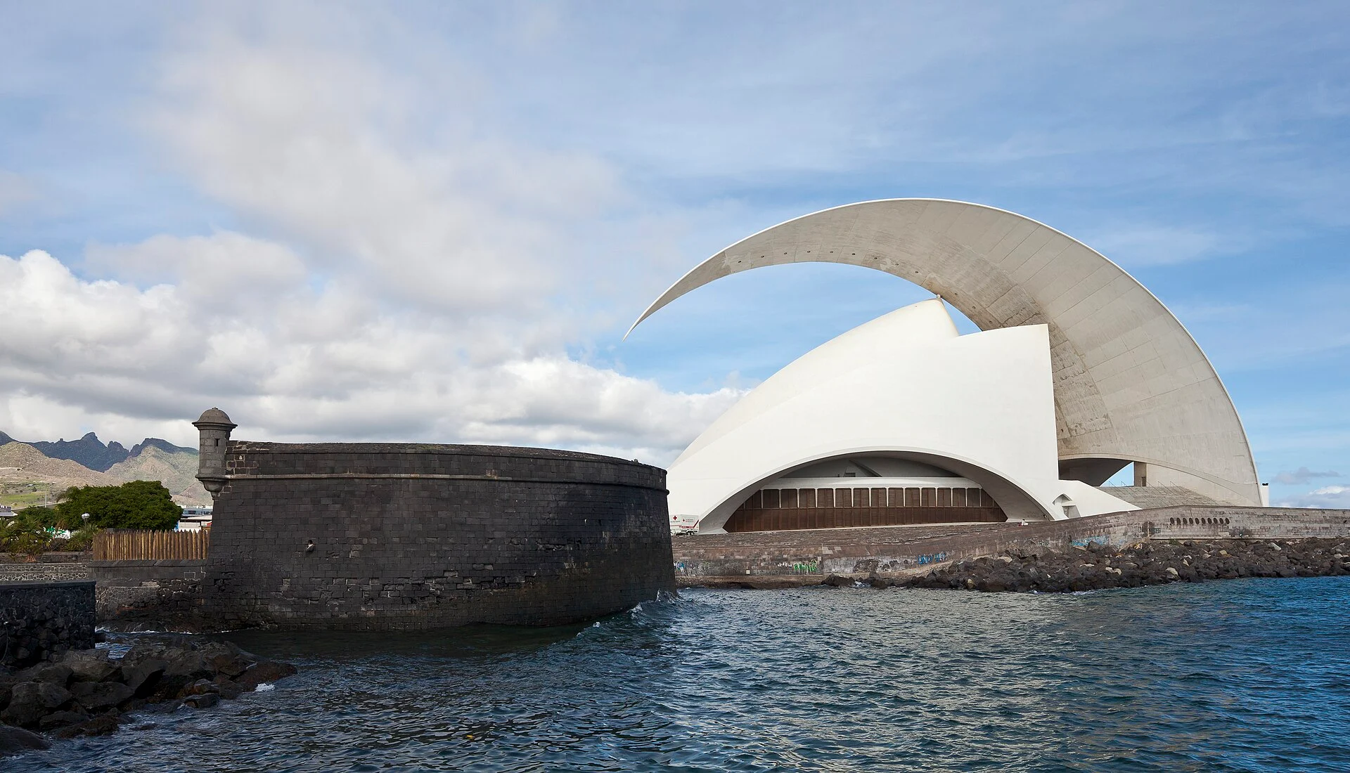 Das Auditorio de Tenerife am Wasser in Santa Cruz