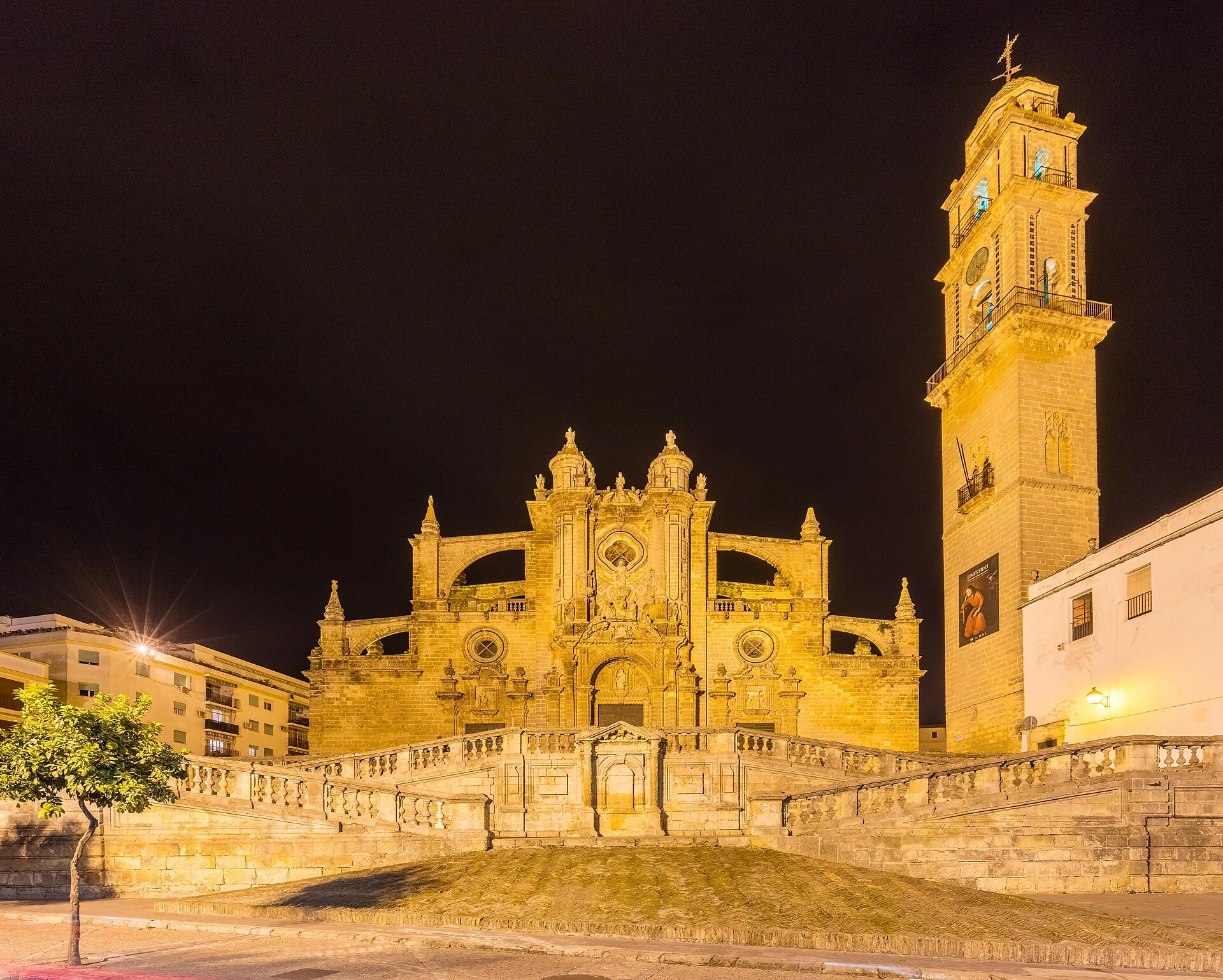 Die Kathedrale von Jerez de la Frontera mit dem freistehenden Glockenturm bei Nacht