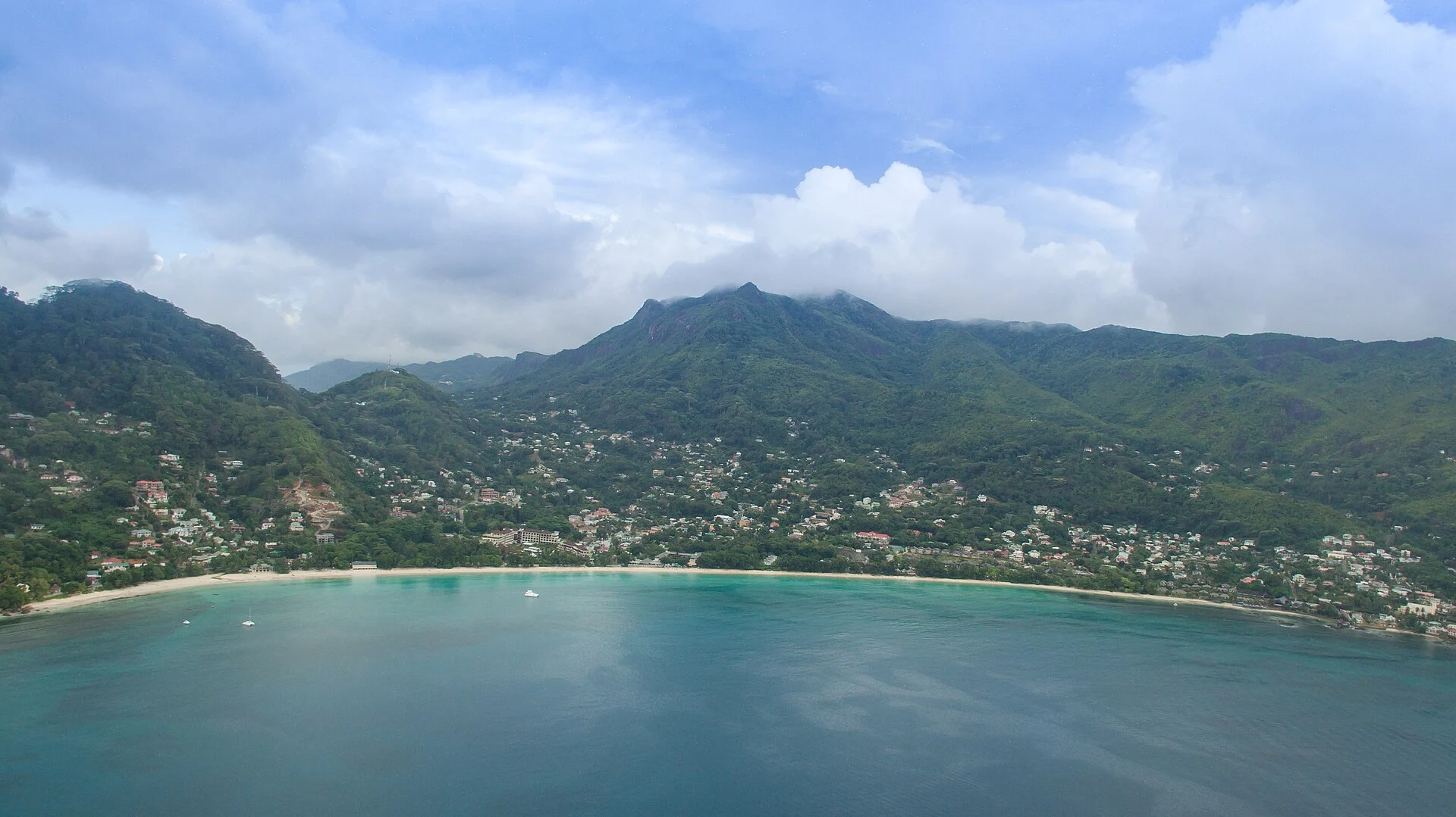 Die Bucht von Beau Vallon auf Mahé aus der Luft