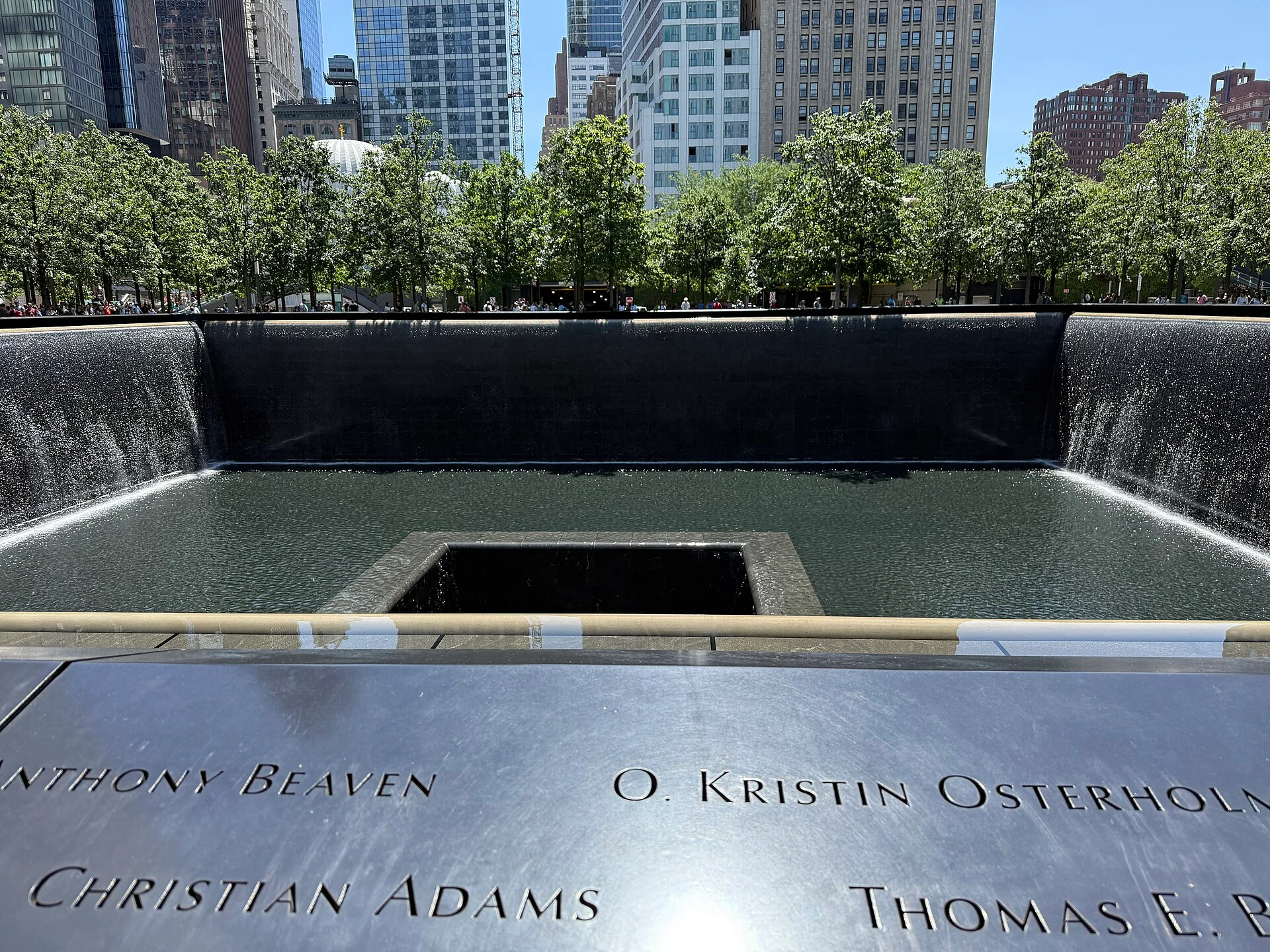 Wasserbecken des 9/11 Memorial mit den in die Brüstung eingelassenen Namen