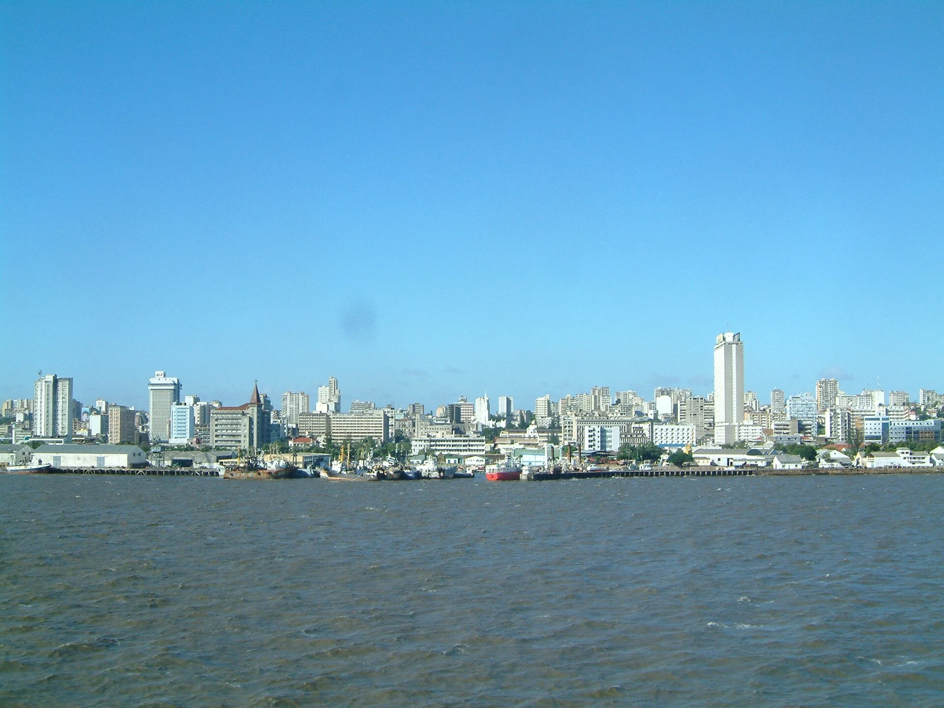 Die Skyline von Maputo vom Wasser aus gesehen