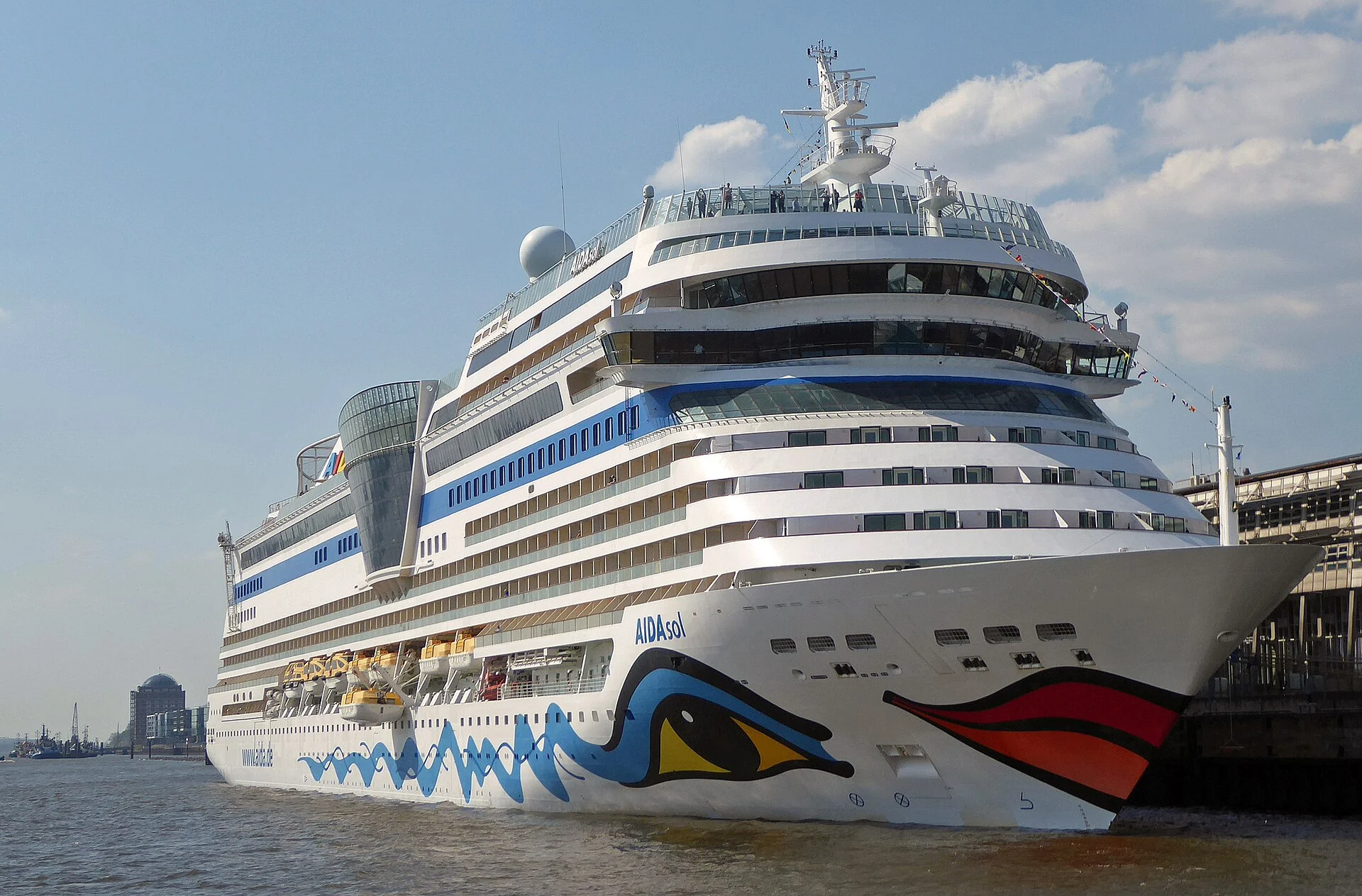 Die AIDAsol am Kreuzfahrtterminal in Hamburg, Bugansicht mit AIDA-Kussmund.