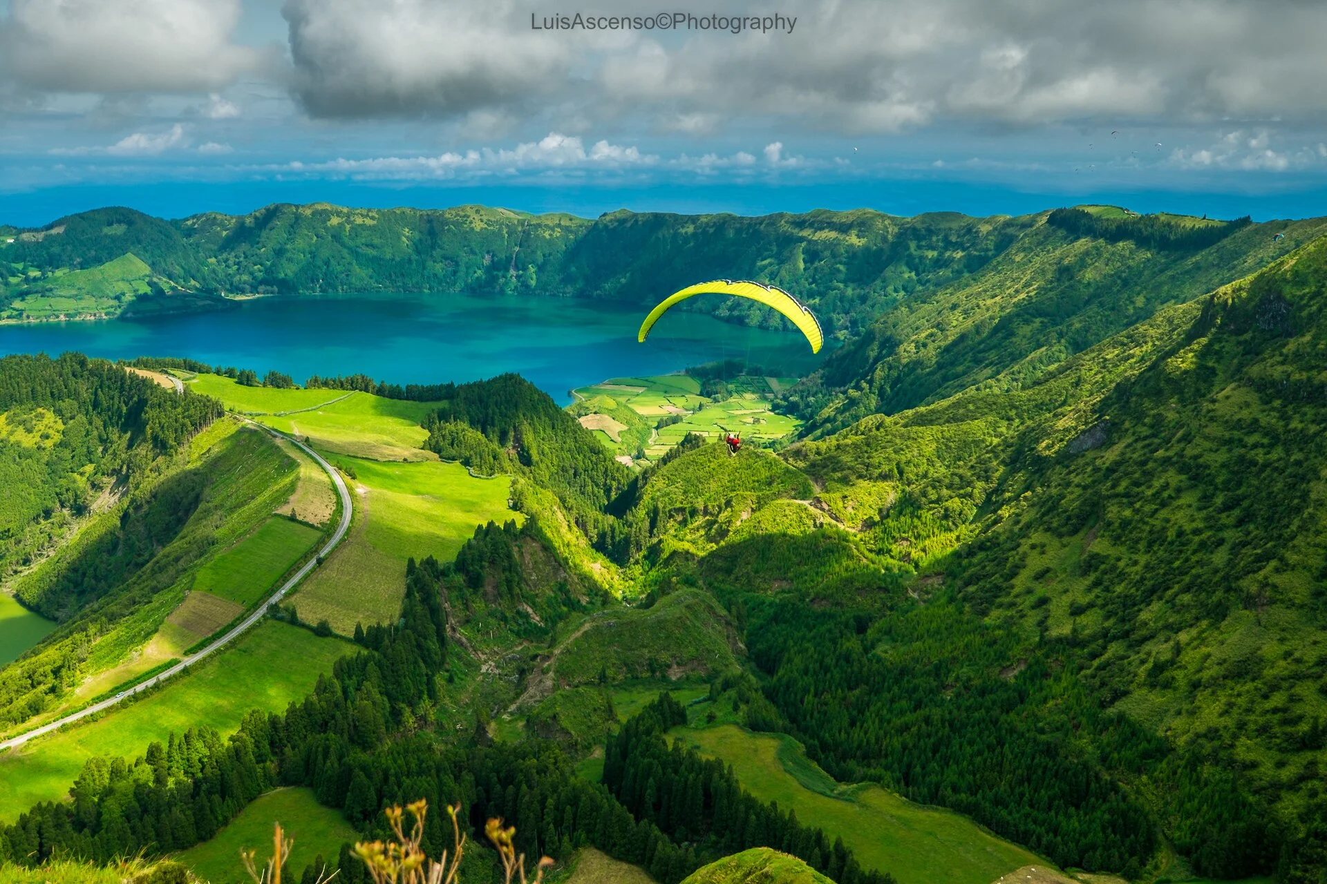 Luftbild des Kraterkessels von Sete Cidades mit den Zwillingsseen