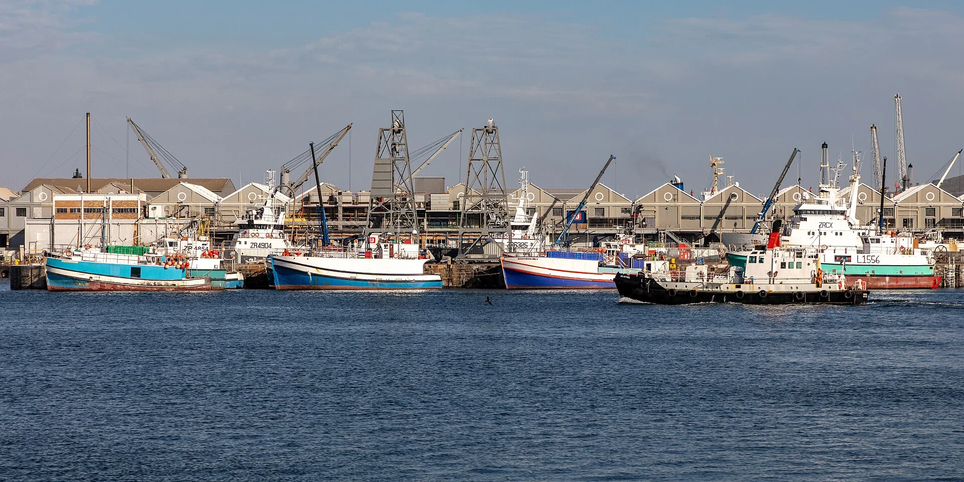 Schiffe im Hafenbecken der V&A Waterfront in Kapstadt